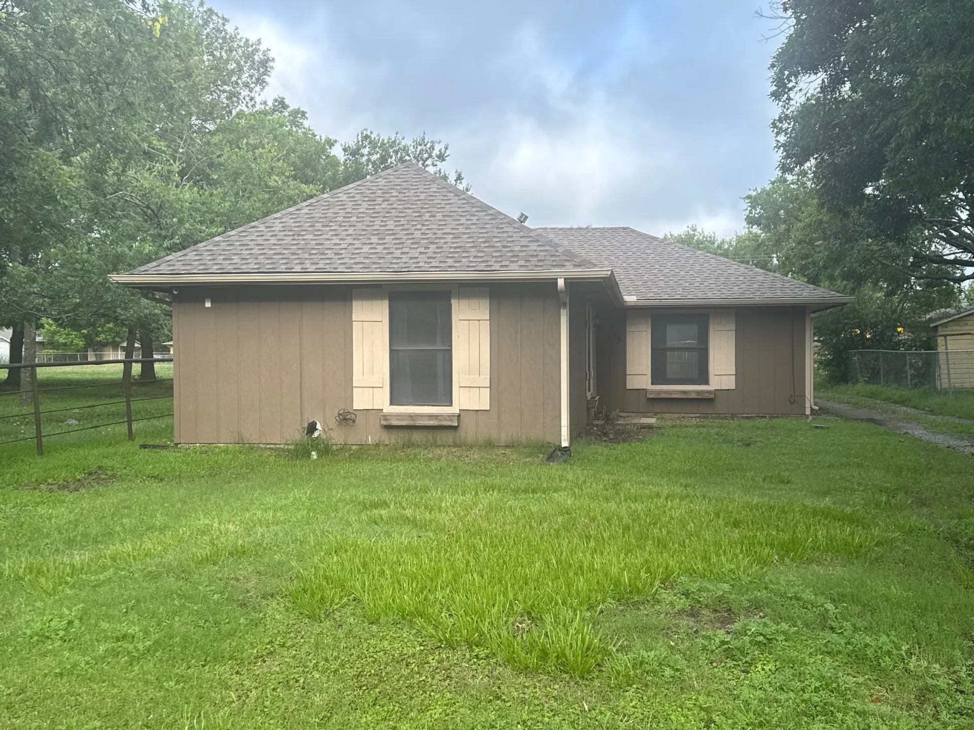 Single Family Residence For Sale in Grayson County , 513 S Carter Street, Whitewright, Texas 75491, 2 Bedroom, 2 Bathroom, Garage spaces, 1,218 Sqft, built in 2003, mls#21303127, Real Estate Agent in Whitewright, Homes For Sale in Grayson county, Homes For Sale in Whitewright, Realtor in Whitewright Texas, Real Estate Brokerage Independent Realty Texas, Luminita Cordes Realtor
