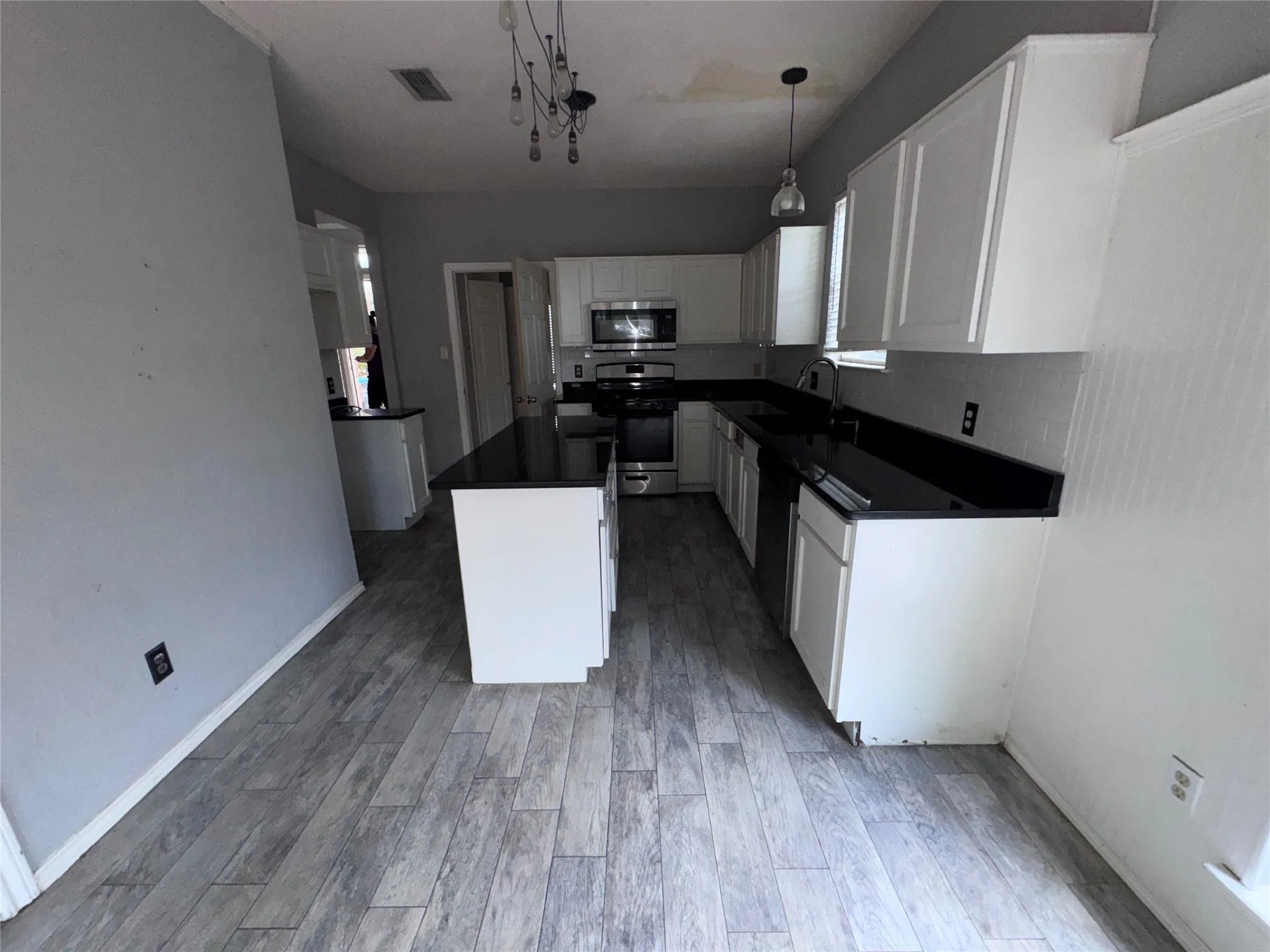 Single Family Residence For Sale in Tarrant County , 601 Elektoy Way, Fort Worth, Texas 76108, 3 Bedroom, 3 Bathroom, 2 Garage spaces, 2,184 Sqft, built in 1992, mls#21303839, Real Estate Agent in Fort Worth, Homes For Sale in Tarrant county, Homes For Sale in Fort Worth, Realtor in Fort Worth Texas, Real Estate Brokerage Independent Realty Texas, Luminita Cordes Realtor