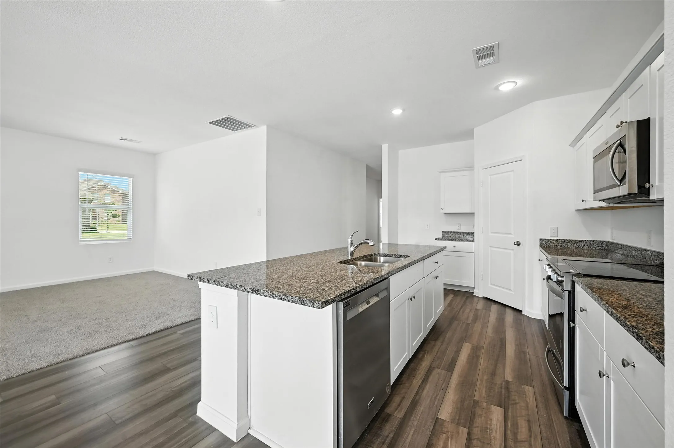 Single Family Residence For Rent in Tarrant County , 1637 Escondido Drive, Fort Worth, Texas 76052, 4 Bedroom, 2 Bathroom, 2 Garage spaces, 1,887 Sqft, built in 2021, mls#21304094, Real Estate Agent in Fort Worth, Homes For Rent in Tarrant county, Homes For Rent in Fort Worth, Realtor in Fort Worth Texas, Real Estate Brokerage Independent Realty Texas, Luminita Cordes Realtor
