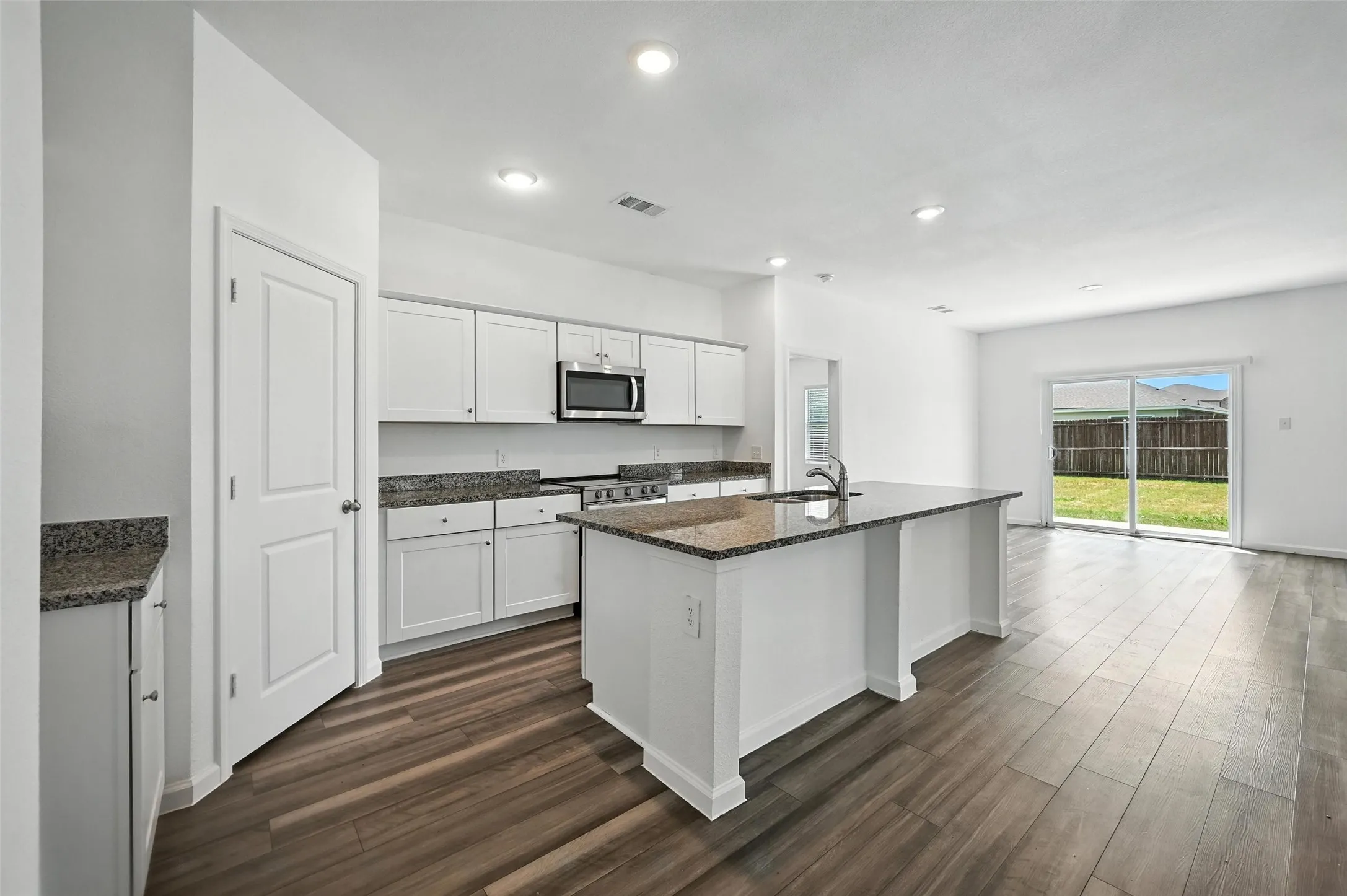 Single Family Residence For Rent in Tarrant County , 1637 Escondido Drive, Fort Worth, Texas 76052, 4 Bedroom, 2 Bathroom, 2 Garage spaces, 1,887 Sqft, built in 2021, mls#21304094, Real Estate Agent in Fort Worth, Homes For Rent in Tarrant county, Homes For Rent in Fort Worth, Realtor in Fort Worth Texas, Real Estate Brokerage Independent Realty Texas, Luminita Cordes Realtor