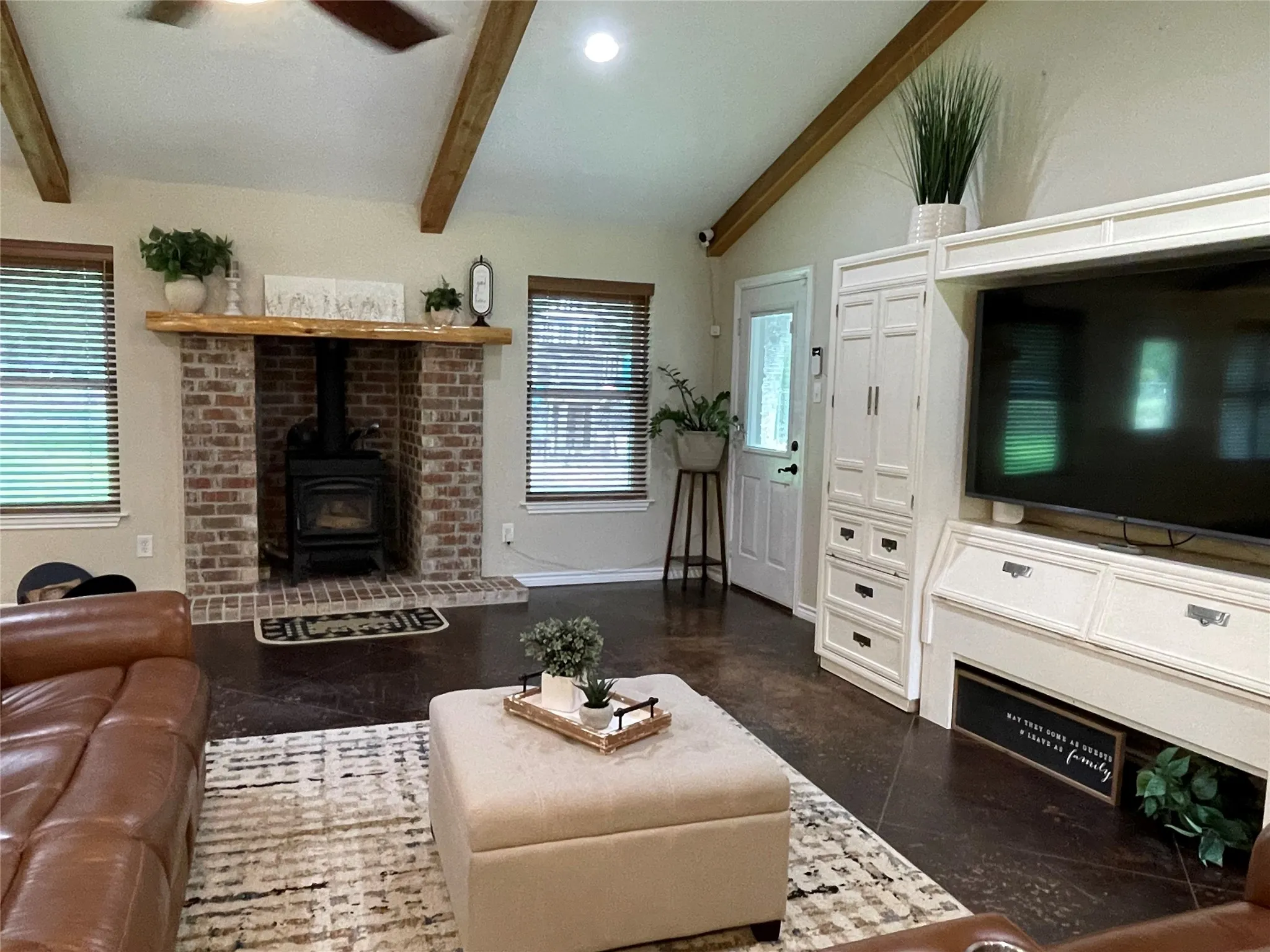 Single Family Residence For Sale in Freestone County , 109 Private Road 916, Fairfield, Texas 75840, 3 Bedroom, 2 Bathroom, Garage spaces, 1,844 Sqft, built in 2010, mls#21303003, Real Estate Agent in Fairfield, Homes For Sale in Freestone county, Homes For Sale in Fairfield, Realtor in Fairfield Texas, Real Estate Brokerage Independent Realty Texas, Luminita Cordes Realtor