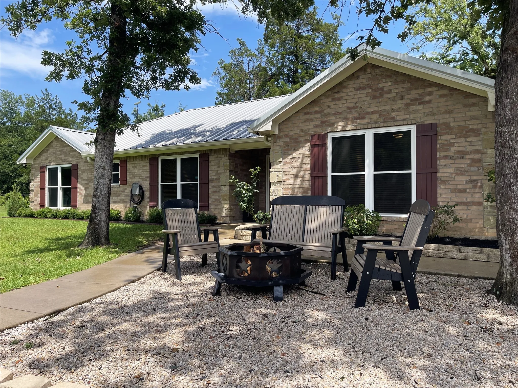 Single Family Residence For Sale in Freestone County , 109 Private Road 916, Fairfield, Texas 75840, 3 Bedroom, 2 Bathroom, Garage spaces, 1,844 Sqft, built in 2010, mls#21303003, Real Estate Agent in Fairfield, Homes For Sale in Freestone county, Homes For Sale in Fairfield, Realtor in Fairfield Texas, Real Estate Brokerage Independent Realty Texas, Luminita Cordes Realtor