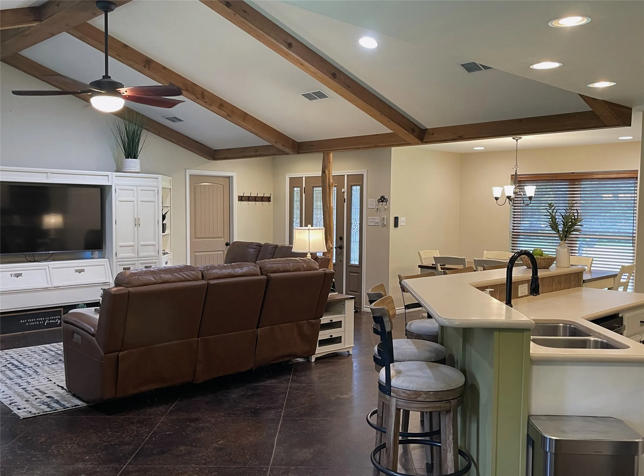 Single Family Residence For Sale in Freestone County , 109 Private Road 916, Fairfield, Texas 75840, 3 Bedroom, 2 Bathroom, Garage spaces, 1,844 Sqft, built in 2010, mls#21303003, Real Estate Agent in Fairfield, Homes For Sale in Freestone county, Homes For Sale in Fairfield, Realtor in Fairfield Texas, Real Estate Brokerage Independent Realty Texas, Luminita Cordes Realtor