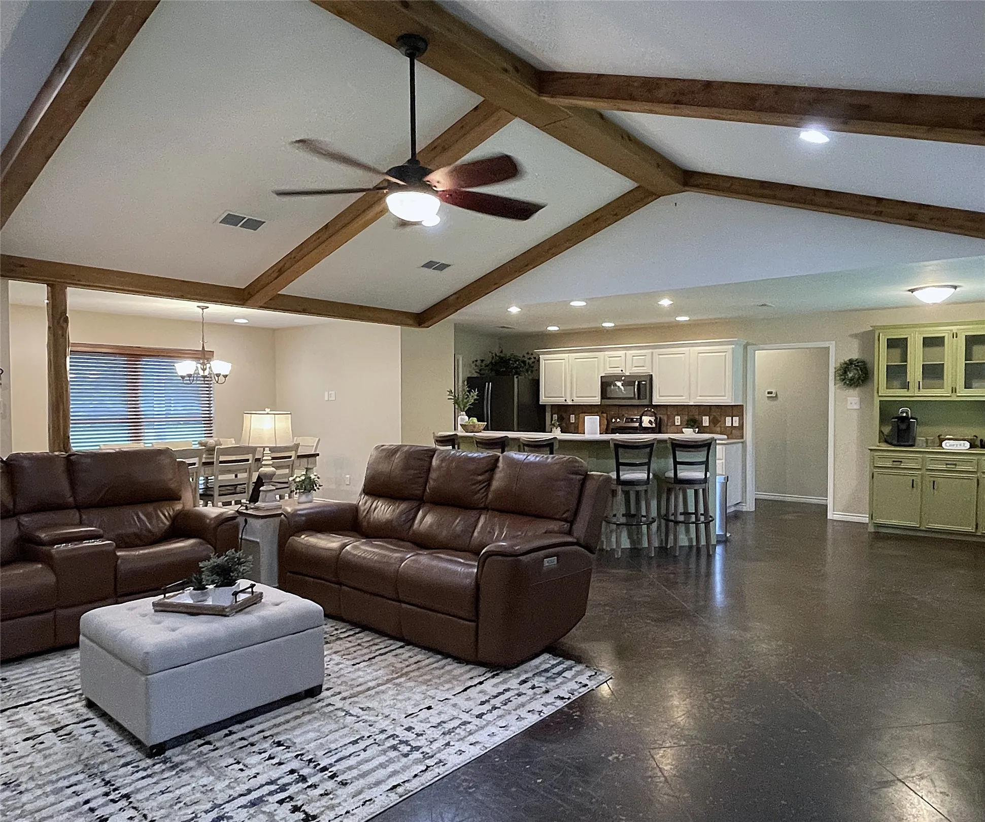 Single Family Residence For Sale in Freestone County , 109 Private Road 916, Fairfield, Texas 75840, 3 Bedroom, 2 Bathroom, Garage spaces, 1,844 Sqft, built in 2010, mls#21303003, Real Estate Agent in Fairfield, Homes For Sale in Freestone county, Homes For Sale in Fairfield, Realtor in Fairfield Texas, Real Estate Brokerage Independent Realty Texas, Luminita Cordes Realtor