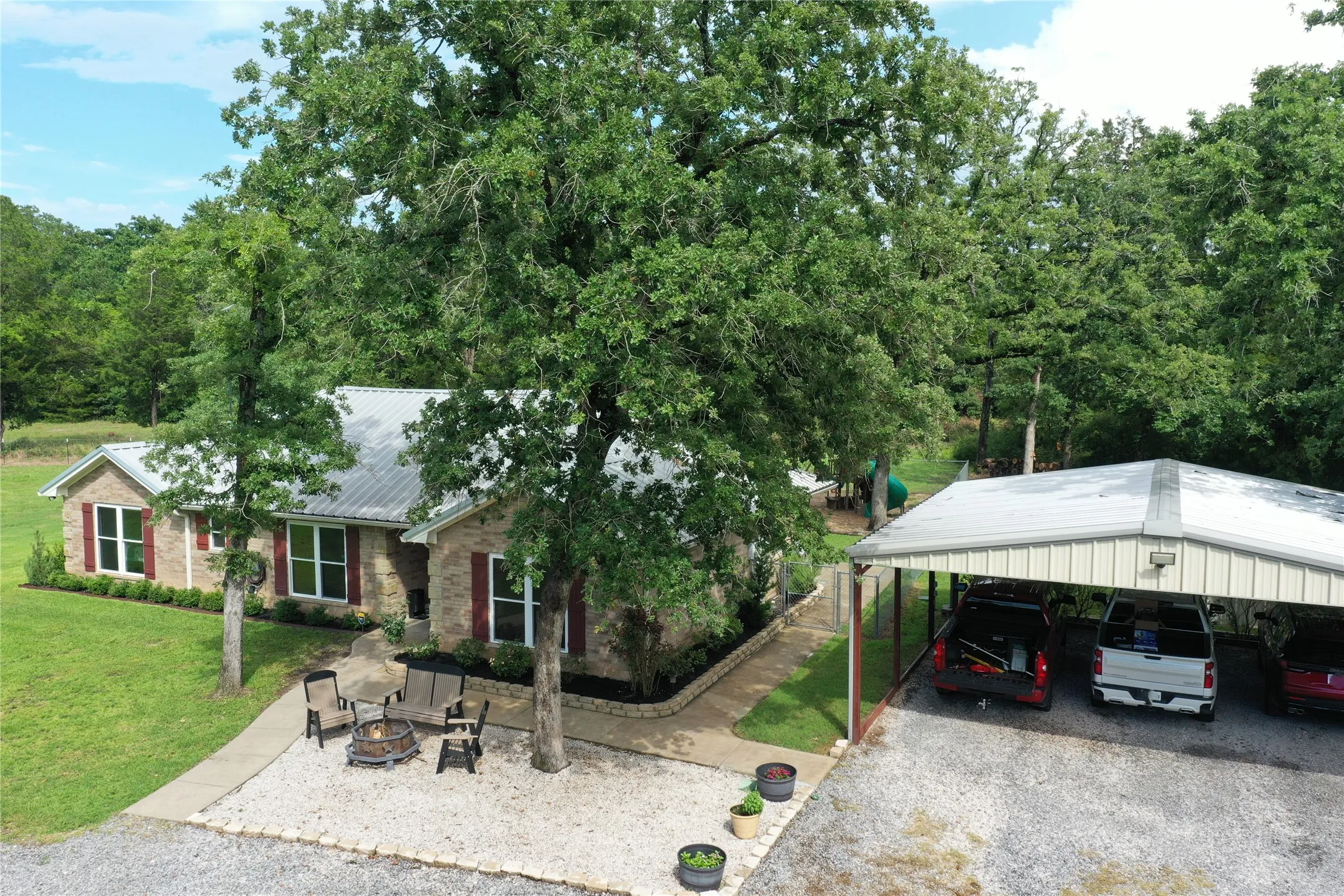 Single Family Residence For Sale in Freestone County , 109 Private Road 916, Fairfield, Texas 75840, 3 Bedroom, 2 Bathroom, Garage spaces, 1,844 Sqft, built in 2010, mls#21303003, Real Estate Agent in Fairfield, Homes For Sale in Freestone county, Homes For Sale in Fairfield, Realtor in Fairfield Texas, Real Estate Brokerage Independent Realty Texas, Luminita Cordes Realtor