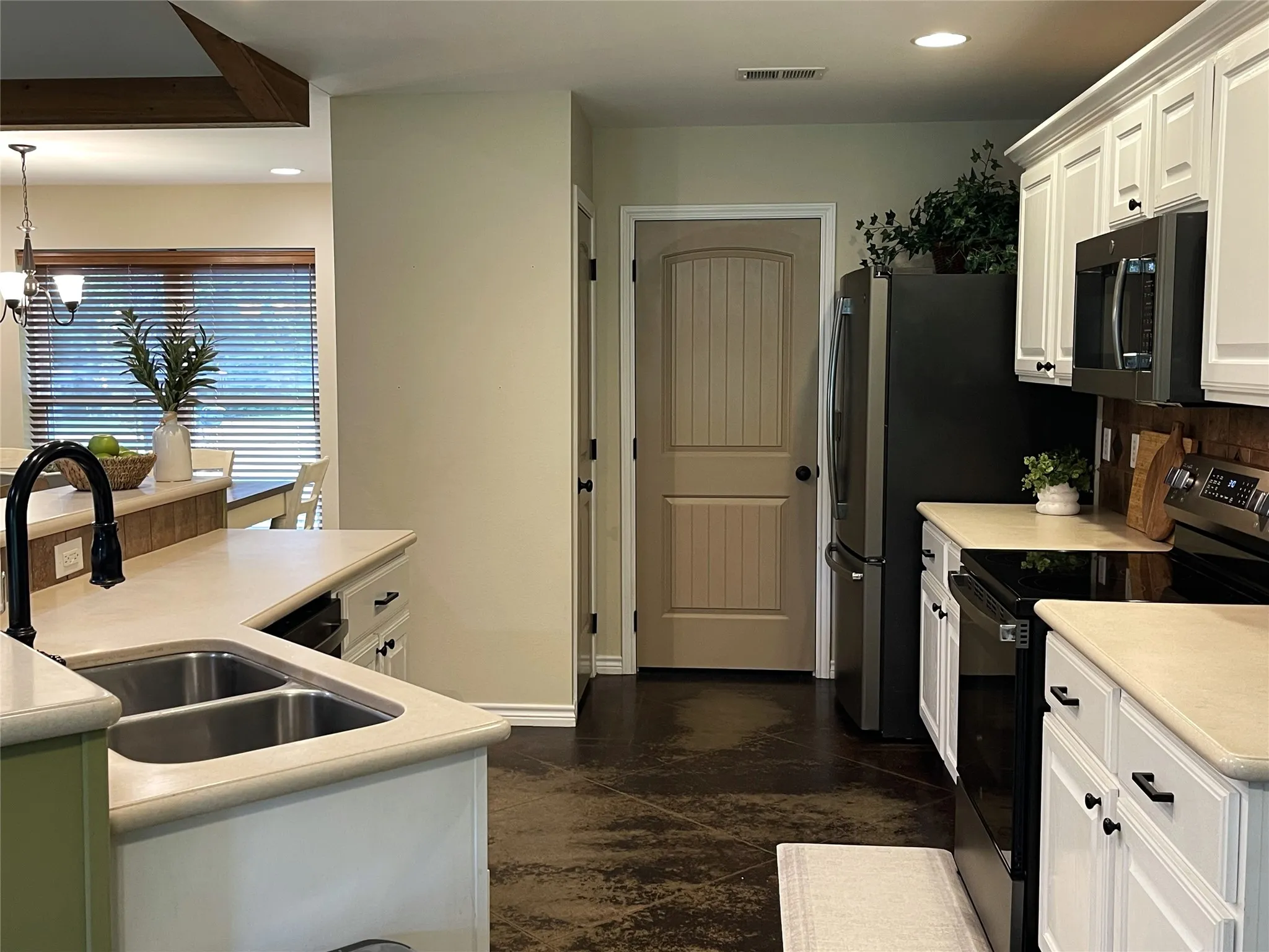 Single Family Residence For Sale in Freestone County , 109 Private Road 916, Fairfield, Texas 75840, 3 Bedroom, 2 Bathroom, Garage spaces, 1,844 Sqft, built in 2010, mls#21303003, Real Estate Agent in Fairfield, Homes For Sale in Freestone county, Homes For Sale in Fairfield, Realtor in Fairfield Texas, Real Estate Brokerage Independent Realty Texas, Luminita Cordes Realtor