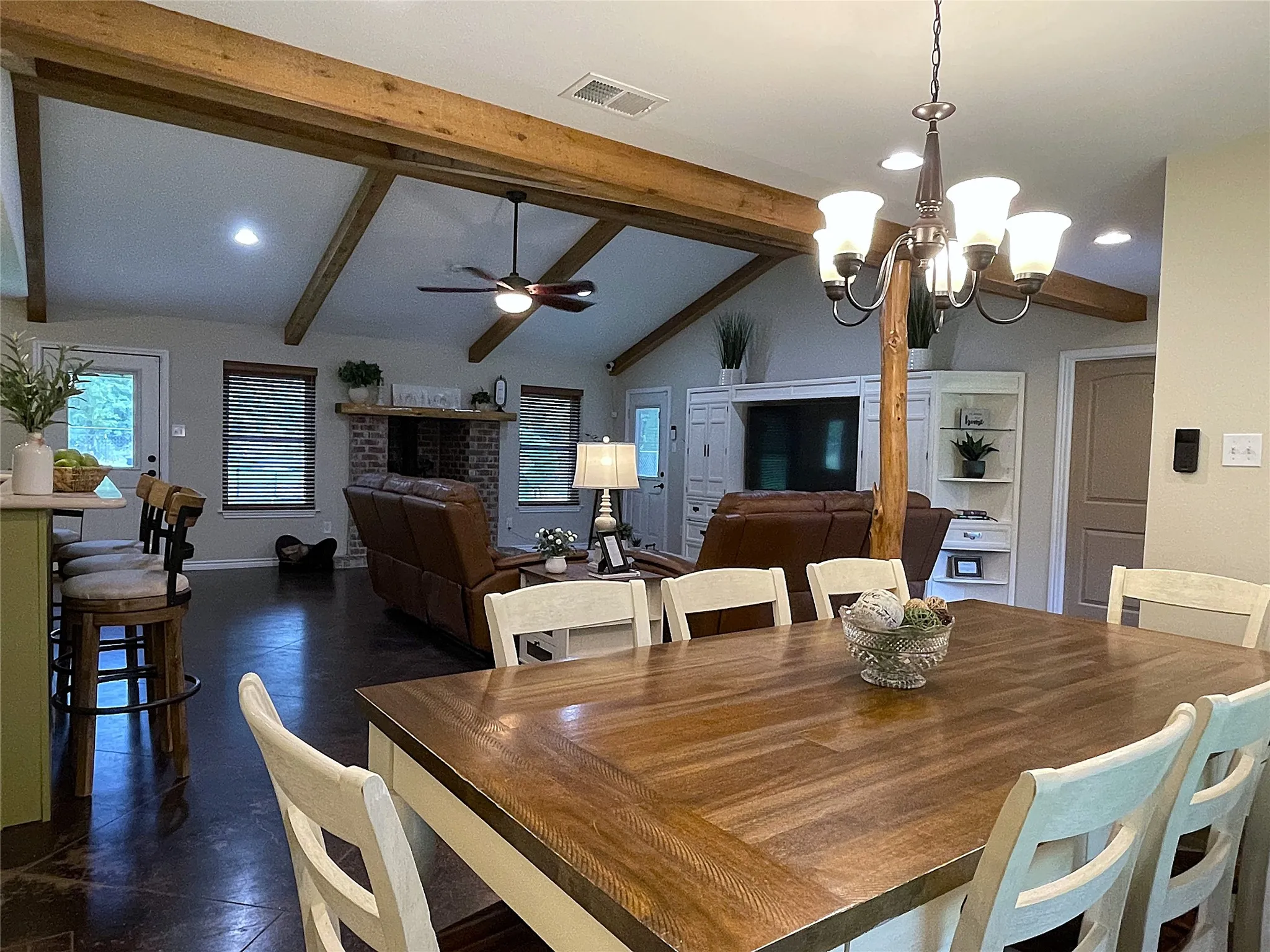 Single Family Residence For Sale in Freestone County , 109 Private Road 916, Fairfield, Texas 75840, 3 Bedroom, 2 Bathroom, Garage spaces, 1,844 Sqft, built in 2010, mls#21303003, Real Estate Agent in Fairfield, Homes For Sale in Freestone county, Homes For Sale in Fairfield, Realtor in Fairfield Texas, Real Estate Brokerage Independent Realty Texas, Luminita Cordes Realtor