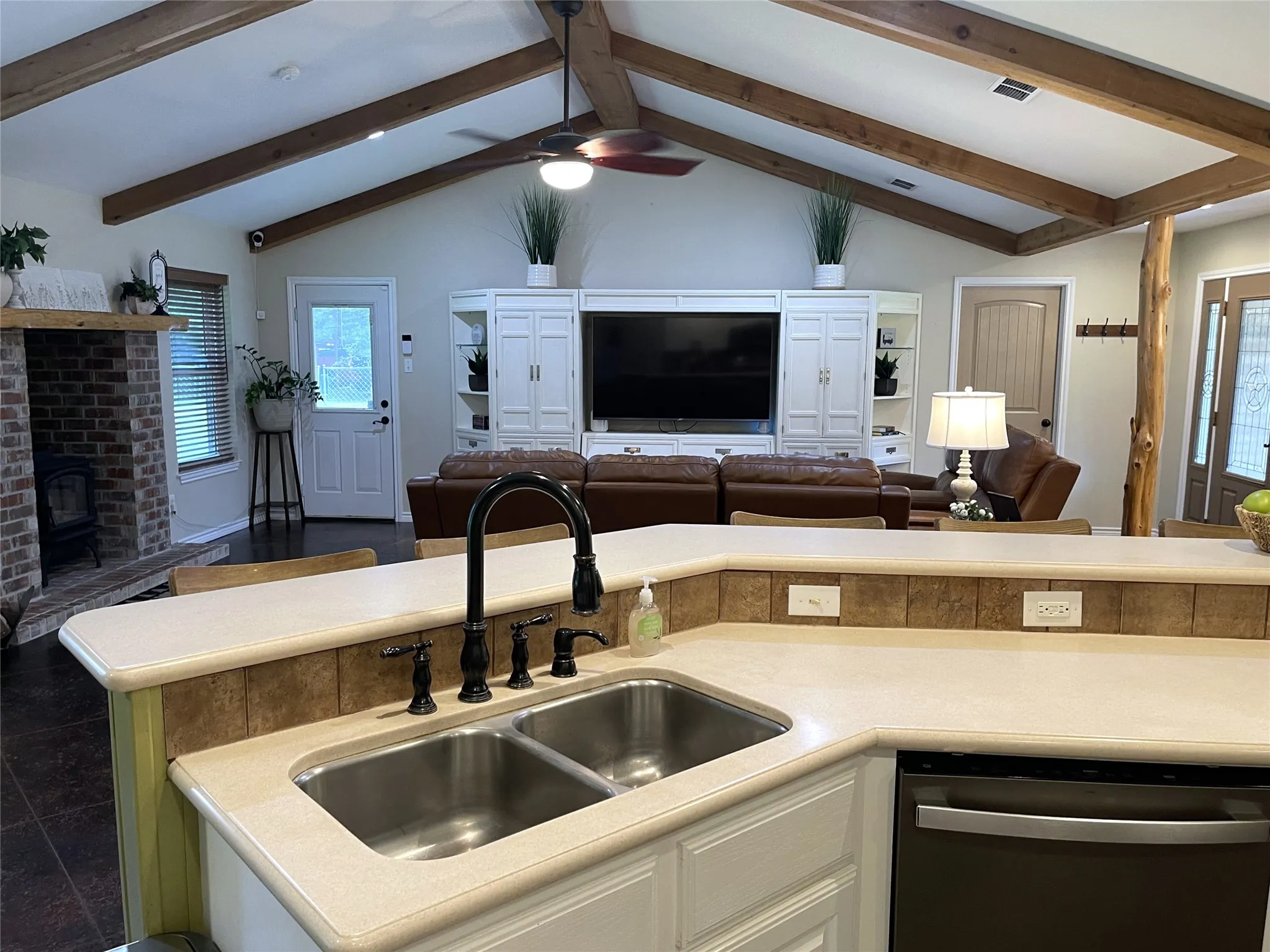 Single Family Residence For Sale in Freestone County , 109 Private Road 916, Fairfield, Texas 75840, 3 Bedroom, 2 Bathroom, Garage spaces, 1,844 Sqft, built in 2010, mls#21303003, Real Estate Agent in Fairfield, Homes For Sale in Freestone county, Homes For Sale in Fairfield, Realtor in Fairfield Texas, Real Estate Brokerage Independent Realty Texas, Luminita Cordes Realtor