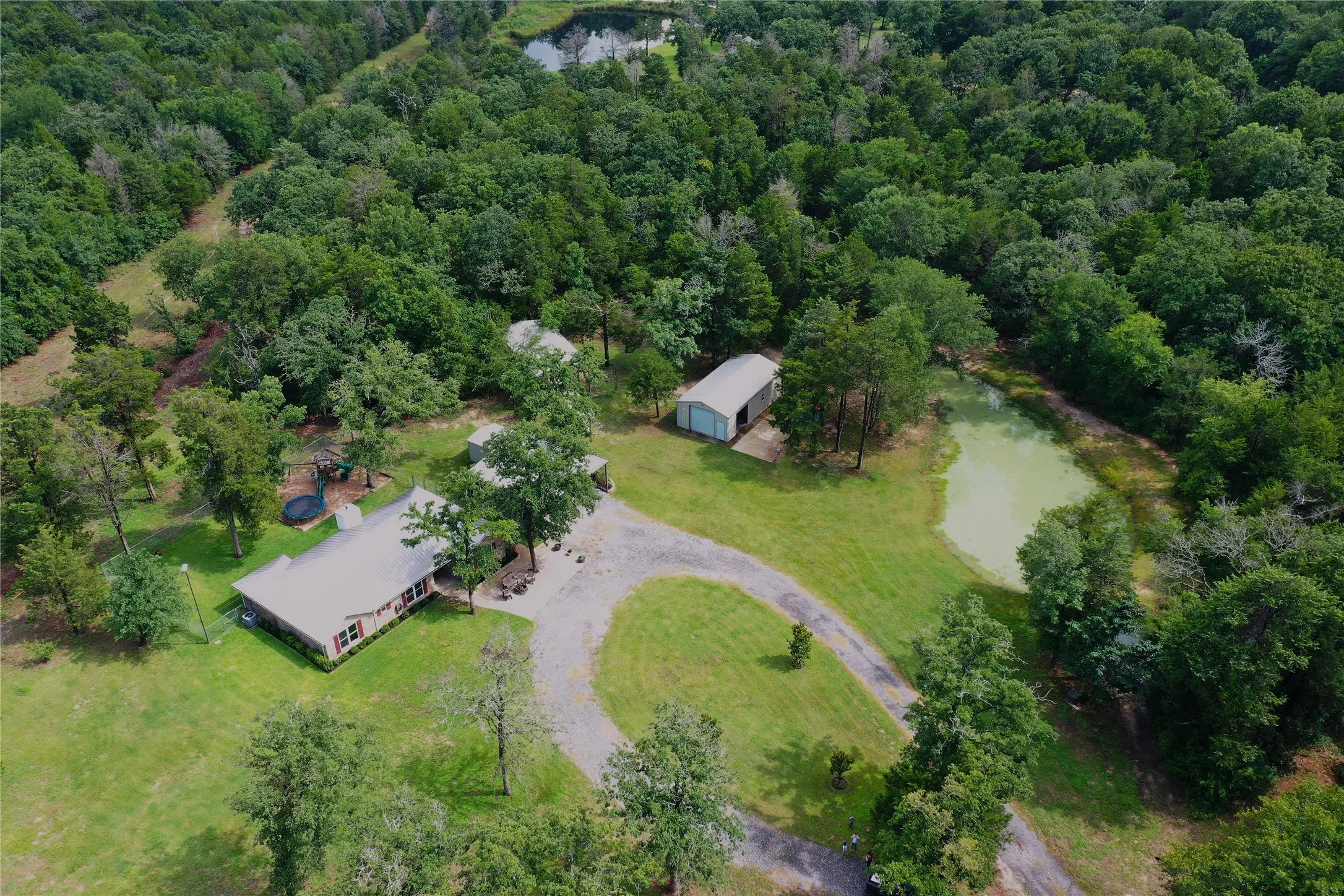 Single Family Residence For Sale in Freestone County , 109 Private Road 916, Fairfield, Texas 75840, 3 Bedroom, 2 Bathroom, Garage spaces, 1,844 Sqft, built in 2010, mls#21303003, Real Estate Agent in Fairfield, Homes For Sale in Freestone county, Homes For Sale in Fairfield, Realtor in Fairfield Texas, Real Estate Brokerage Independent Realty Texas, Luminita Cordes Realtor