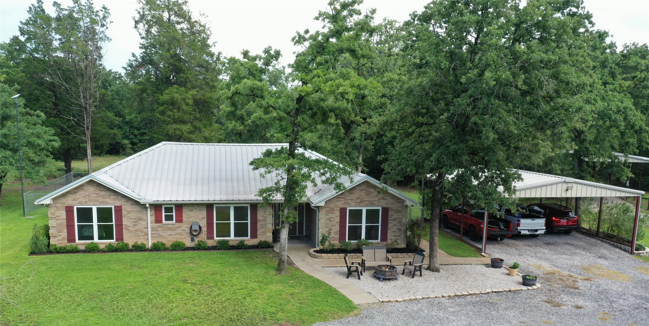 Single Family Residence For Sale in Freestone County , 109 Private Road 916, Fairfield, Texas 75840, 3 Bedroom, 2 Bathroom, Garage spaces, 1,844 Sqft, built in 2010, mls#21303003, Real Estate Agent in Fairfield, Homes For Sale in Freestone county, Homes For Sale in Fairfield, Realtor in Fairfield Texas, Real Estate Brokerage Independent Realty Texas, Luminita Cordes Realtor