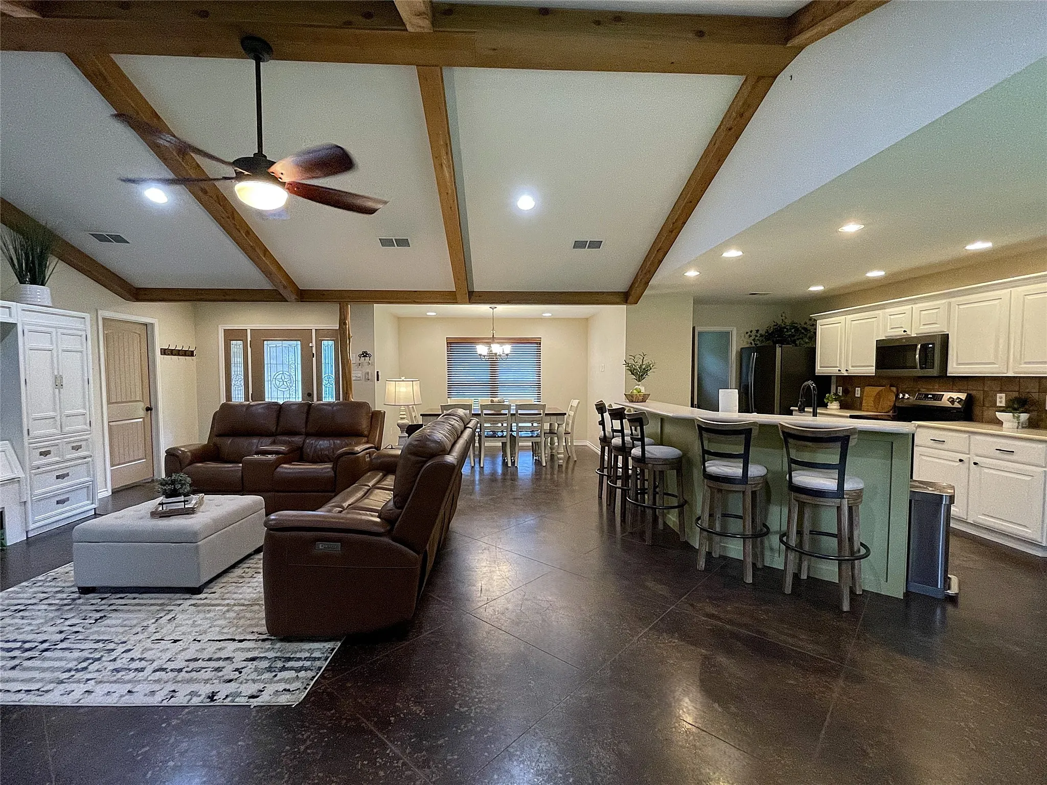 Single Family Residence For Sale in Freestone County , 109 Private Road 916, Fairfield, Texas 75840, 3 Bedroom, 2 Bathroom, Garage spaces, 1,844 Sqft, built in 2010, mls#21303003, Real Estate Agent in Fairfield, Homes For Sale in Freestone county, Homes For Sale in Fairfield, Realtor in Fairfield Texas, Real Estate Brokerage Independent Realty Texas, Luminita Cordes Realtor