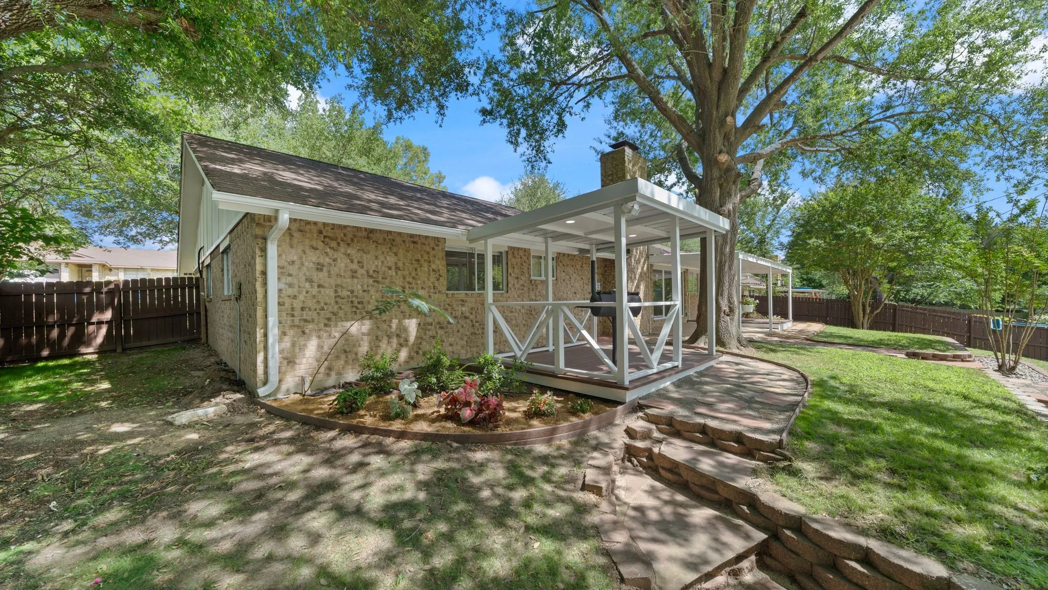 Single Family Residence For Sale in Henderson County , 110 Linda Lane, Athens, Texas 75751, 5 Bedroom, 2 Bathroom, 2 Garage spaces, 2,450 Sqft, built in 1985, mls#21303626, Real Estate Agent in Athens, Homes For Sale in Henderson county, Homes For Sale in Athens, Realtor in Athens Texas, Real Estate Brokerage Independent Realty Texas, Luminita Cordes Realtor