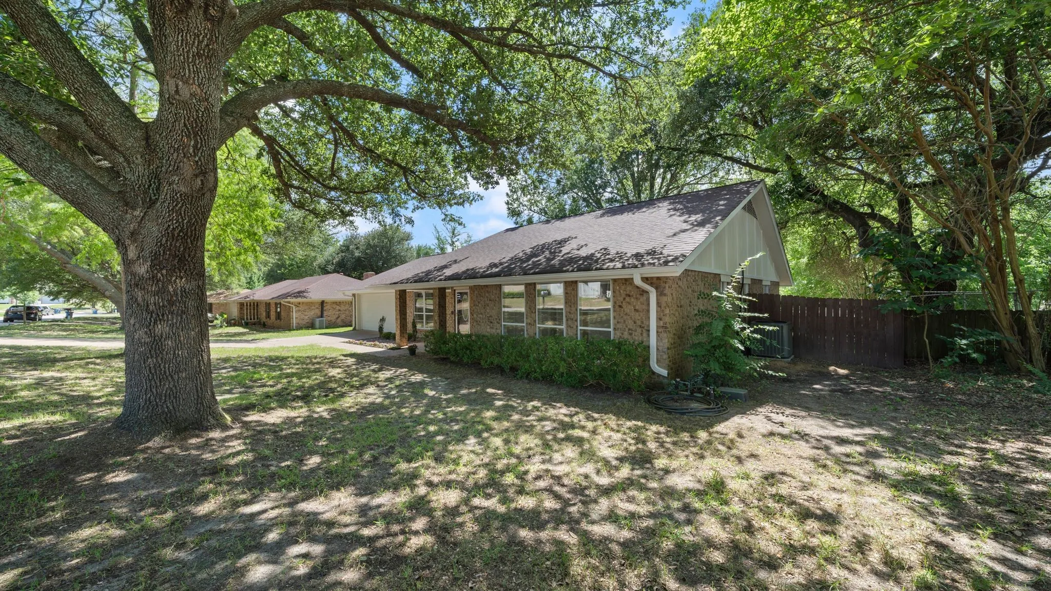 Single Family Residence For Sale in Henderson County , 110 Linda Lane, Athens, Texas 75751, 5 Bedroom, 2 Bathroom, 2 Garage spaces, 2,450 Sqft, built in 1985, mls#21303626, Real Estate Agent in Athens, Homes For Sale in Henderson county, Homes For Sale in Athens, Realtor in Athens Texas, Real Estate Brokerage Independent Realty Texas, Luminita Cordes Realtor