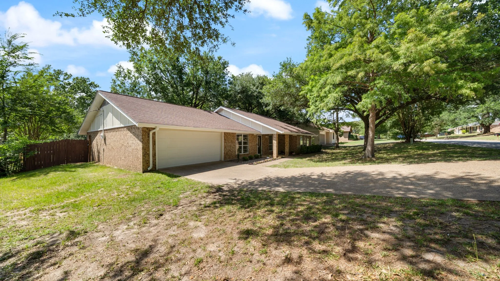 Single Family Residence For Sale in Henderson County , 110 Linda Lane, Athens, Texas 75751, 5 Bedroom, 2 Bathroom, 2 Garage spaces, 2,450 Sqft, built in 1985, mls#21303626, Real Estate Agent in Athens, Homes For Sale in Henderson county, Homes For Sale in Athens, Realtor in Athens Texas, Real Estate Brokerage Independent Realty Texas, Luminita Cordes Realtor