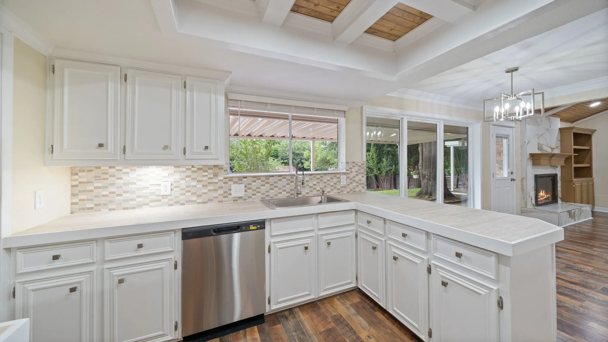 Single Family Residence For Sale in Henderson County , 110 Linda Lane, Athens, Texas 75751, 5 Bedroom, 2 Bathroom, 2 Garage spaces, 2,450 Sqft, built in 1985, mls#21303626, Real Estate Agent in Athens, Homes For Sale in Henderson county, Homes For Sale in Athens, Realtor in Athens Texas, Real Estate Brokerage Independent Realty Texas, Luminita Cordes Realtor