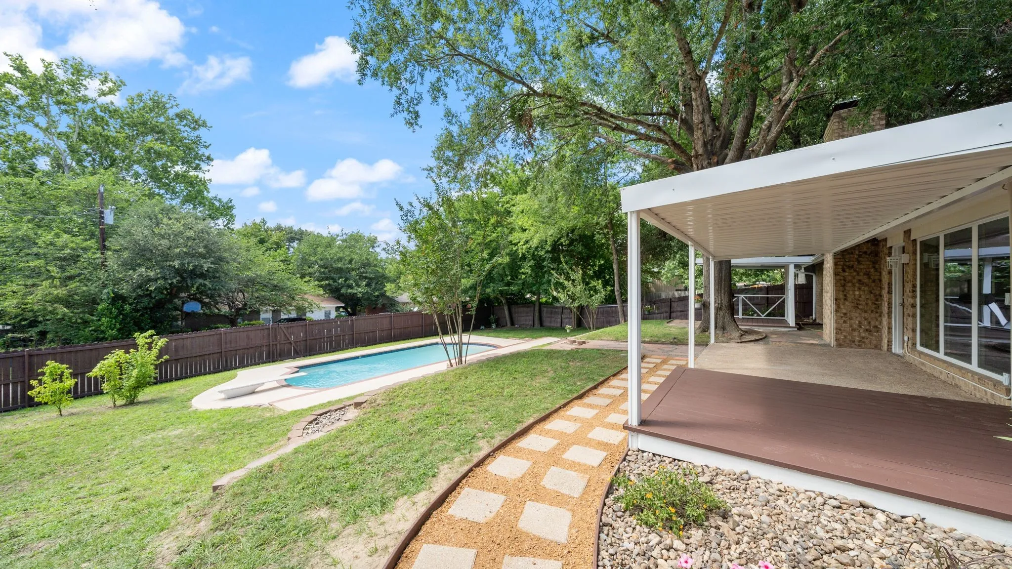 Single Family Residence For Sale in Henderson County , 110 Linda Lane, Athens, Texas 75751, 5 Bedroom, 2 Bathroom, 2 Garage spaces, 2,450 Sqft, built in 1985, mls#21303626, Real Estate Agent in Athens, Homes For Sale in Henderson county, Homes For Sale in Athens, Realtor in Athens Texas, Real Estate Brokerage Independent Realty Texas, Luminita Cordes Realtor
