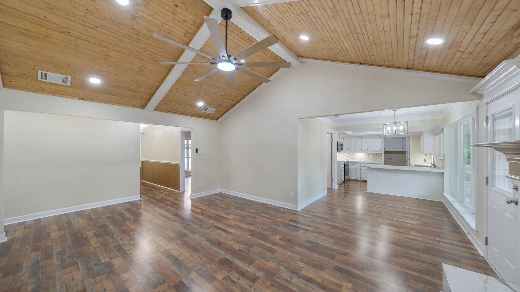 Single Family Residence For Sale in Henderson County , 110 Linda Lane, Athens, Texas 75751, 5 Bedroom, 2 Bathroom, 2 Garage spaces, 2,450 Sqft, built in 1985, mls#21303626, Real Estate Agent in Athens, Homes For Sale in Henderson county, Homes For Sale in Athens, Realtor in Athens Texas, Real Estate Brokerage Independent Realty Texas, Luminita Cordes Realtor