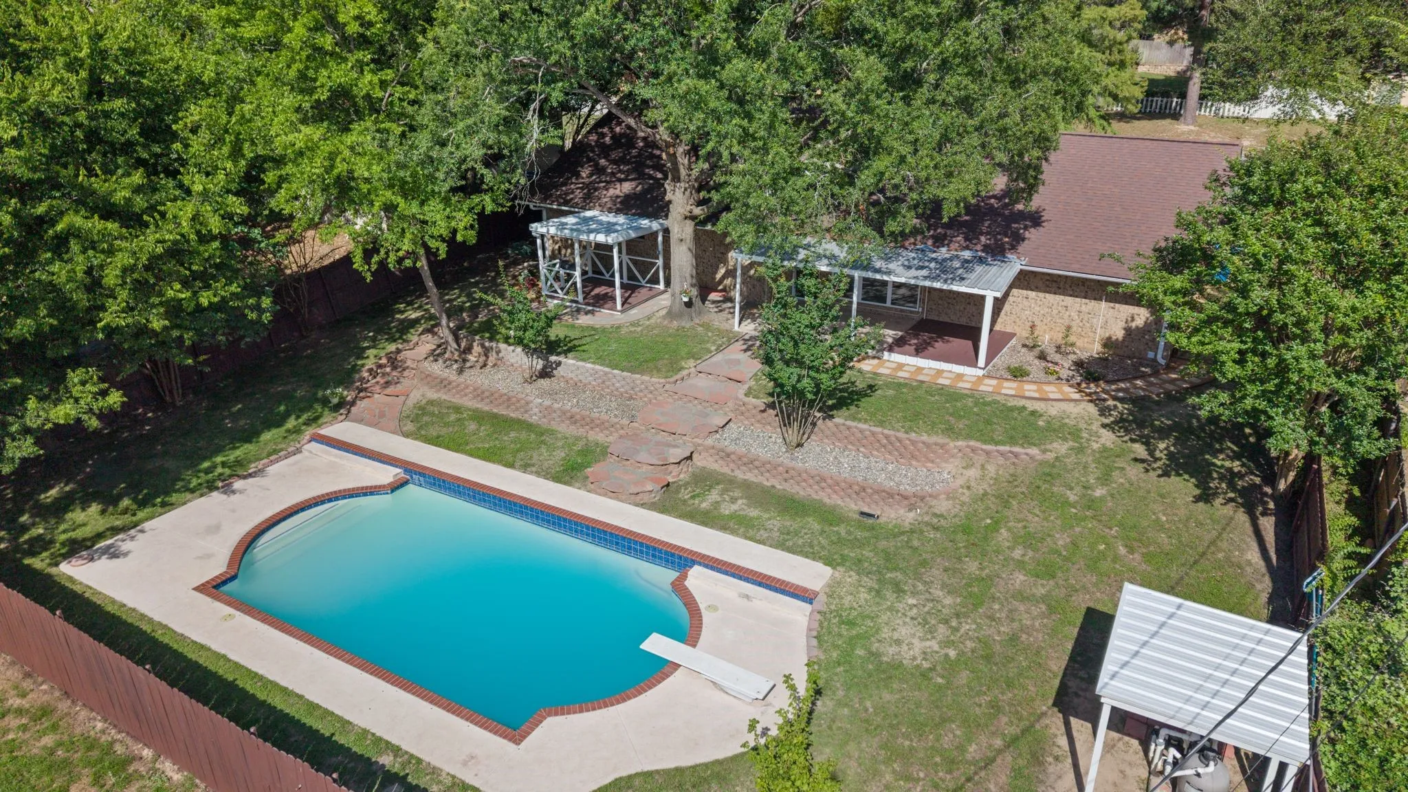 Single Family Residence For Sale in Henderson County , 110 Linda Lane, Athens, Texas 75751, 5 Bedroom, 2 Bathroom, 2 Garage spaces, 2,450 Sqft, built in 1985, mls#21303626, Real Estate Agent in Athens, Homes For Sale in Henderson county, Homes For Sale in Athens, Realtor in Athens Texas, Real Estate Brokerage Independent Realty Texas, Luminita Cordes Realtor