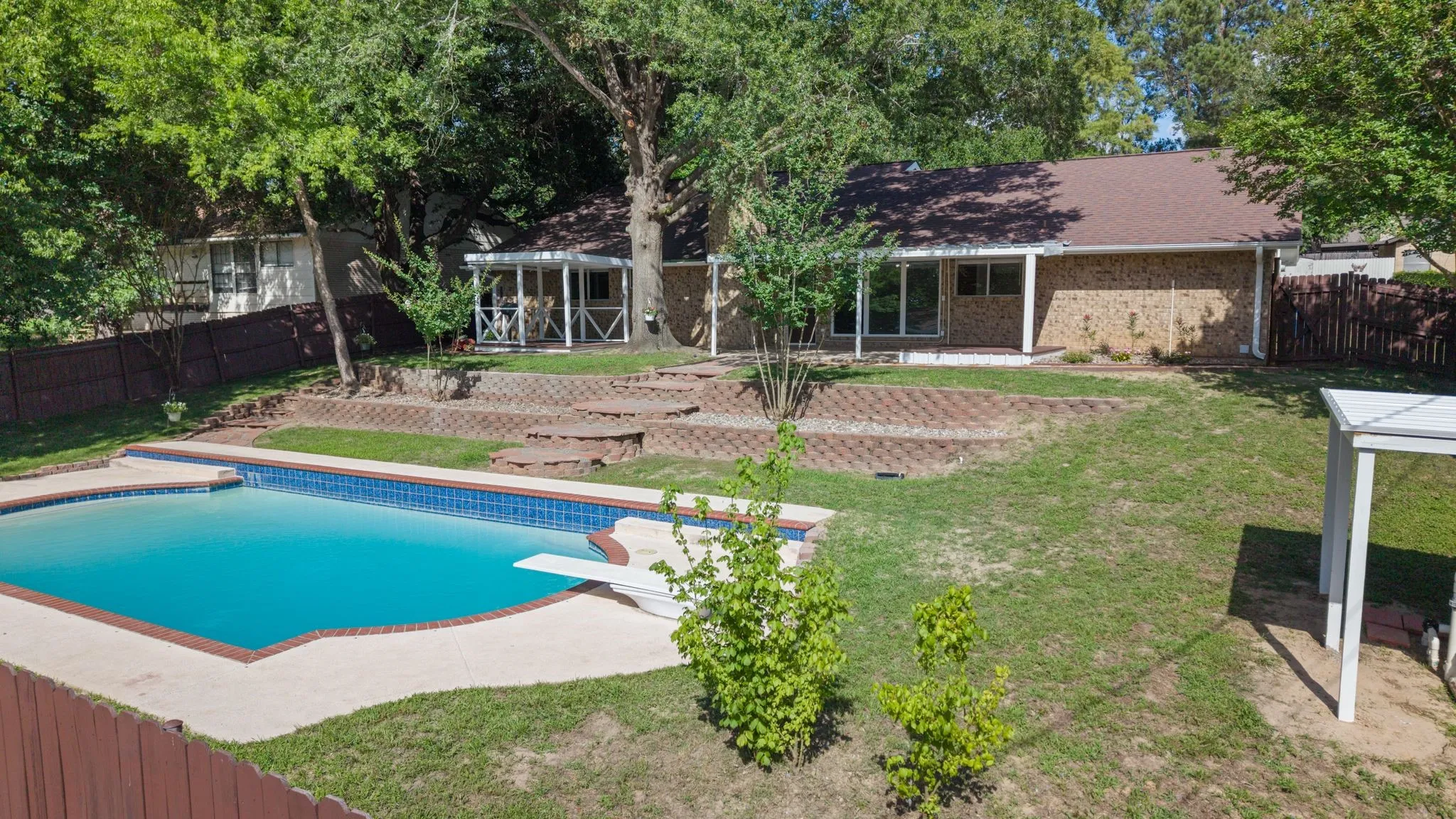 Single Family Residence For Sale in Henderson County , 110 Linda Lane, Athens, Texas 75751, 5 Bedroom, 2 Bathroom, 2 Garage spaces, 2,450 Sqft, built in 1985, mls#21303626, Real Estate Agent in Athens, Homes For Sale in Henderson county, Homes For Sale in Athens, Realtor in Athens Texas, Real Estate Brokerage Independent Realty Texas, Luminita Cordes Realtor
