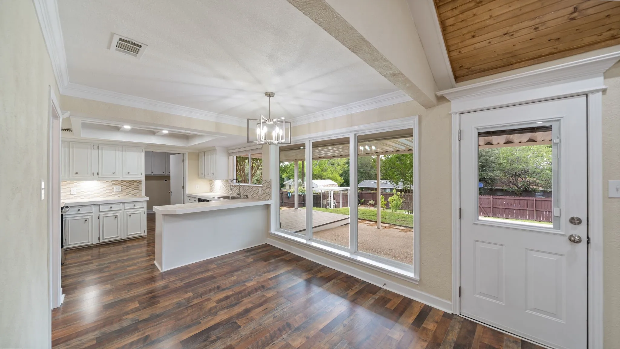 Single Family Residence For Sale in Henderson County , 110 Linda Lane, Athens, Texas 75751, 5 Bedroom, 2 Bathroom, 2 Garage spaces, 2,450 Sqft, built in 1985, mls#21303626, Real Estate Agent in Athens, Homes For Sale in Henderson county, Homes For Sale in Athens, Realtor in Athens Texas, Real Estate Brokerage Independent Realty Texas, Luminita Cordes Realtor