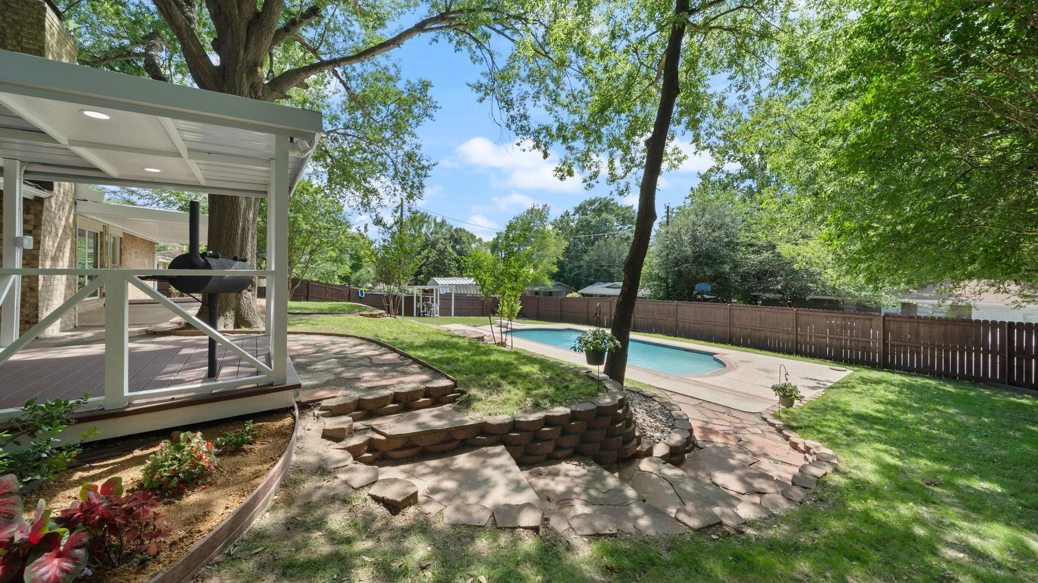 Single Family Residence For Sale in Henderson County , 110 Linda Lane, Athens, Texas 75751, 5 Bedroom, 2 Bathroom, 2 Garage spaces, 2,450 Sqft, built in 1985, mls#21303626, Real Estate Agent in Athens, Homes For Sale in Henderson county, Homes For Sale in Athens, Realtor in Athens Texas, Real Estate Brokerage Independent Realty Texas, Luminita Cordes Realtor