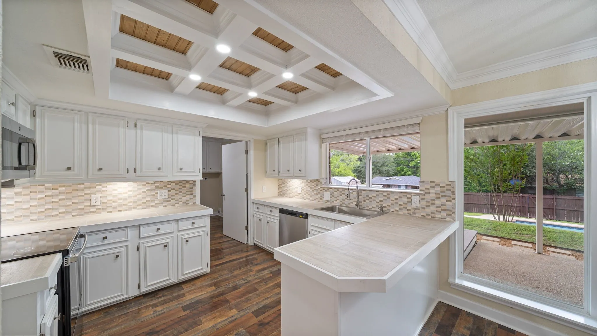 Single Family Residence For Sale in Henderson County , 110 Linda Lane, Athens, Texas 75751, 5 Bedroom, 2 Bathroom, 2 Garage spaces, 2,450 Sqft, built in 1985, mls#21303626, Real Estate Agent in Athens, Homes For Sale in Henderson county, Homes For Sale in Athens, Realtor in Athens Texas, Real Estate Brokerage Independent Realty Texas, Luminita Cordes Realtor
