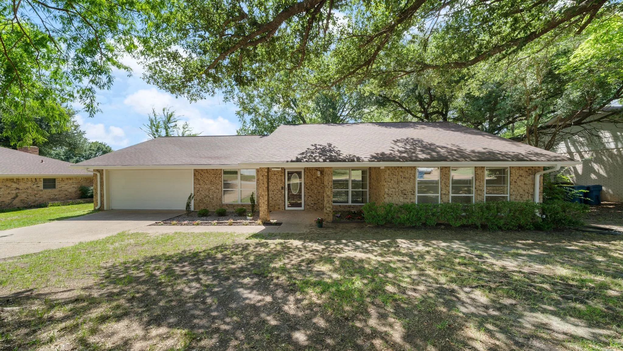 Single Family Residence For Sale in Henderson County , 110 Linda Lane, Athens, Texas 75751, 5 Bedroom, 2 Bathroom, 2 Garage spaces, 2,450 Sqft, built in 1985, mls#21303626, Real Estate Agent in Athens, Homes For Sale in Henderson county, Homes For Sale in Athens, Realtor in Athens Texas, Real Estate Brokerage Independent Realty Texas, Luminita Cordes Realtor