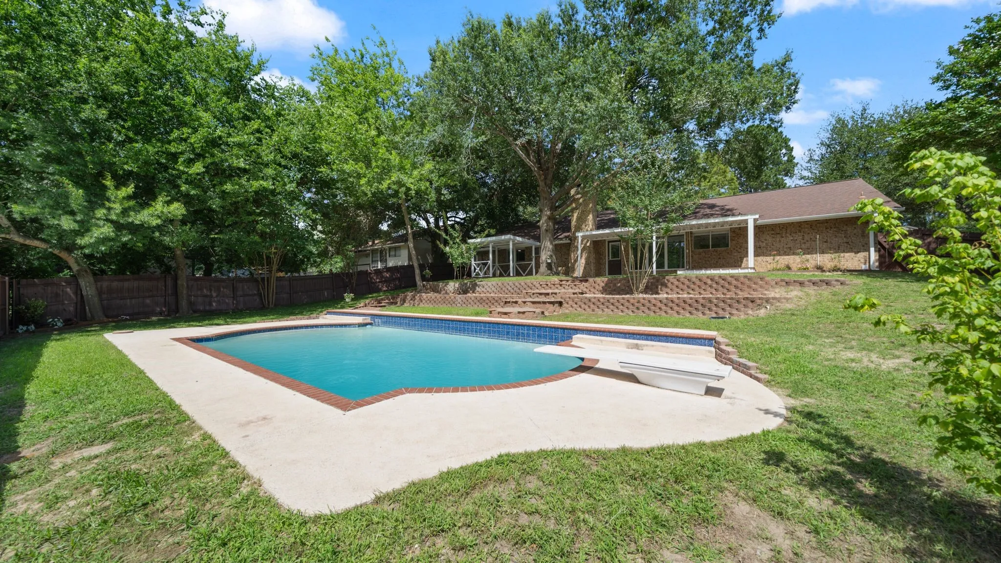 Single Family Residence For Sale in Henderson County , 110 Linda Lane, Athens, Texas 75751, 5 Bedroom, 2 Bathroom, 2 Garage spaces, 2,450 Sqft, built in 1985, mls#21303626, Real Estate Agent in Athens, Homes For Sale in Henderson county, Homes For Sale in Athens, Realtor in Athens Texas, Real Estate Brokerage Independent Realty Texas, Luminita Cordes Realtor