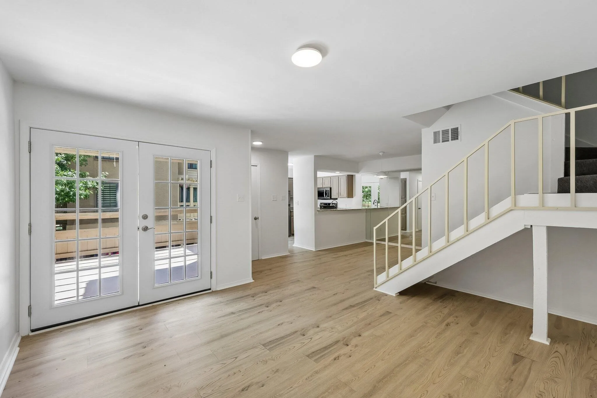 Condominium For Sale in Dallas County , 5200 Martel Avenue 7D, Dallas, Texas 75206, 2 Bedroom, 2 Bathroom, 1 Garage spaces, 1,070 Sqft, built in 1981, mls#21304118, Real Estate Agent in Dallas, Homes For Sale in Dallas county, Homes For Sale in Dallas, Realtor in Dallas Texas, Real Estate Brokerage Independent Realty Texas, Luminita Cordes Realtor