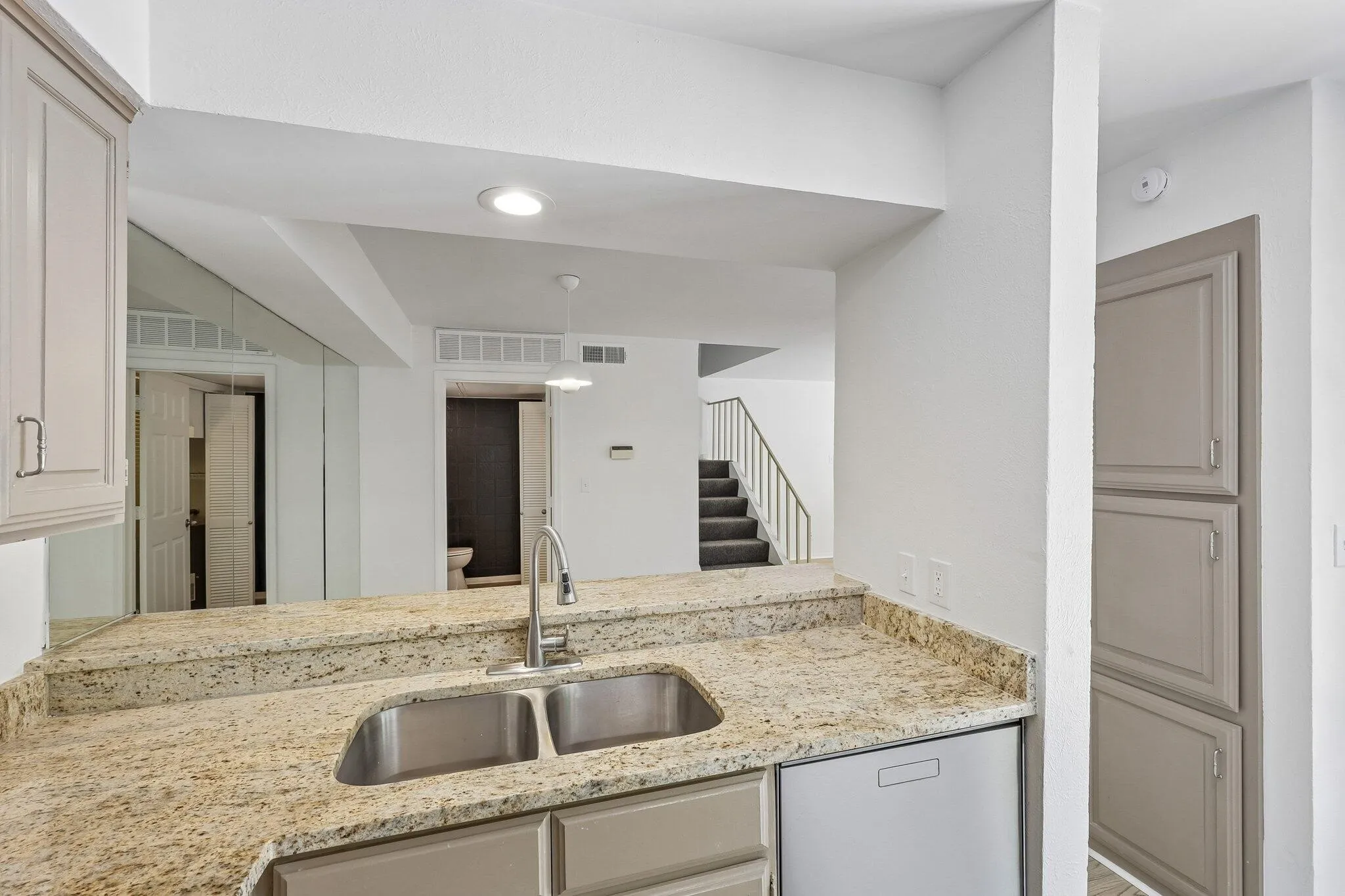 Condominium For Sale in Dallas County , 5200 Martel Avenue 7D, Dallas, Texas 75206, 2 Bedroom, 2 Bathroom, 1 Garage spaces, 1,070 Sqft, built in 1981, mls#21304118, Real Estate Agent in Dallas, Homes For Sale in Dallas county, Homes For Sale in Dallas, Realtor in Dallas Texas, Real Estate Brokerage Independent Realty Texas, Luminita Cordes Realtor