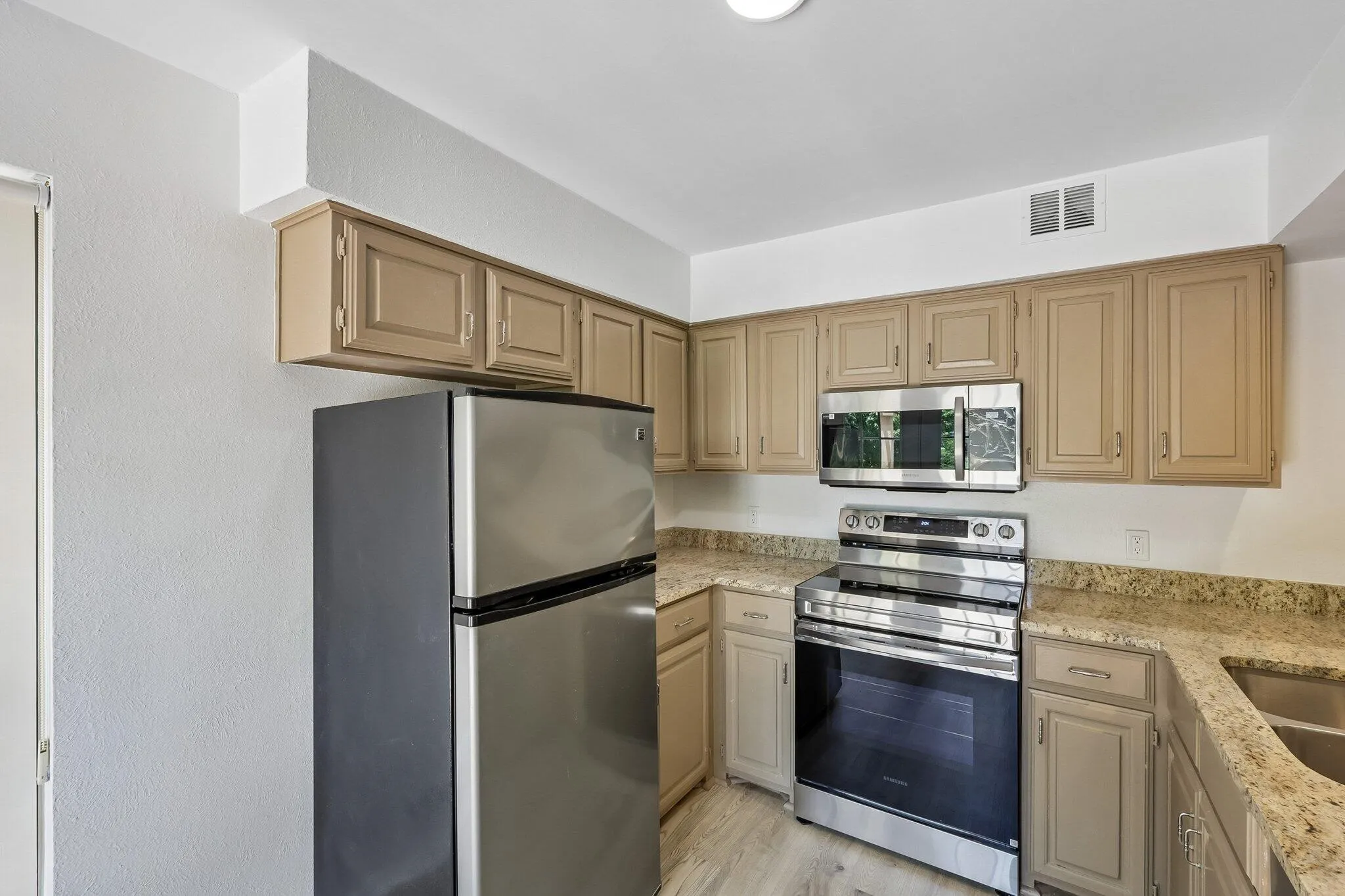 Condominium For Sale in Dallas County , 5200 Martel Avenue 7D, Dallas, Texas 75206, 2 Bedroom, 2 Bathroom, 1 Garage spaces, 1,070 Sqft, built in 1981, mls#21304118, Real Estate Agent in Dallas, Homes For Sale in Dallas county, Homes For Sale in Dallas, Realtor in Dallas Texas, Real Estate Brokerage Independent Realty Texas, Luminita Cordes Realtor