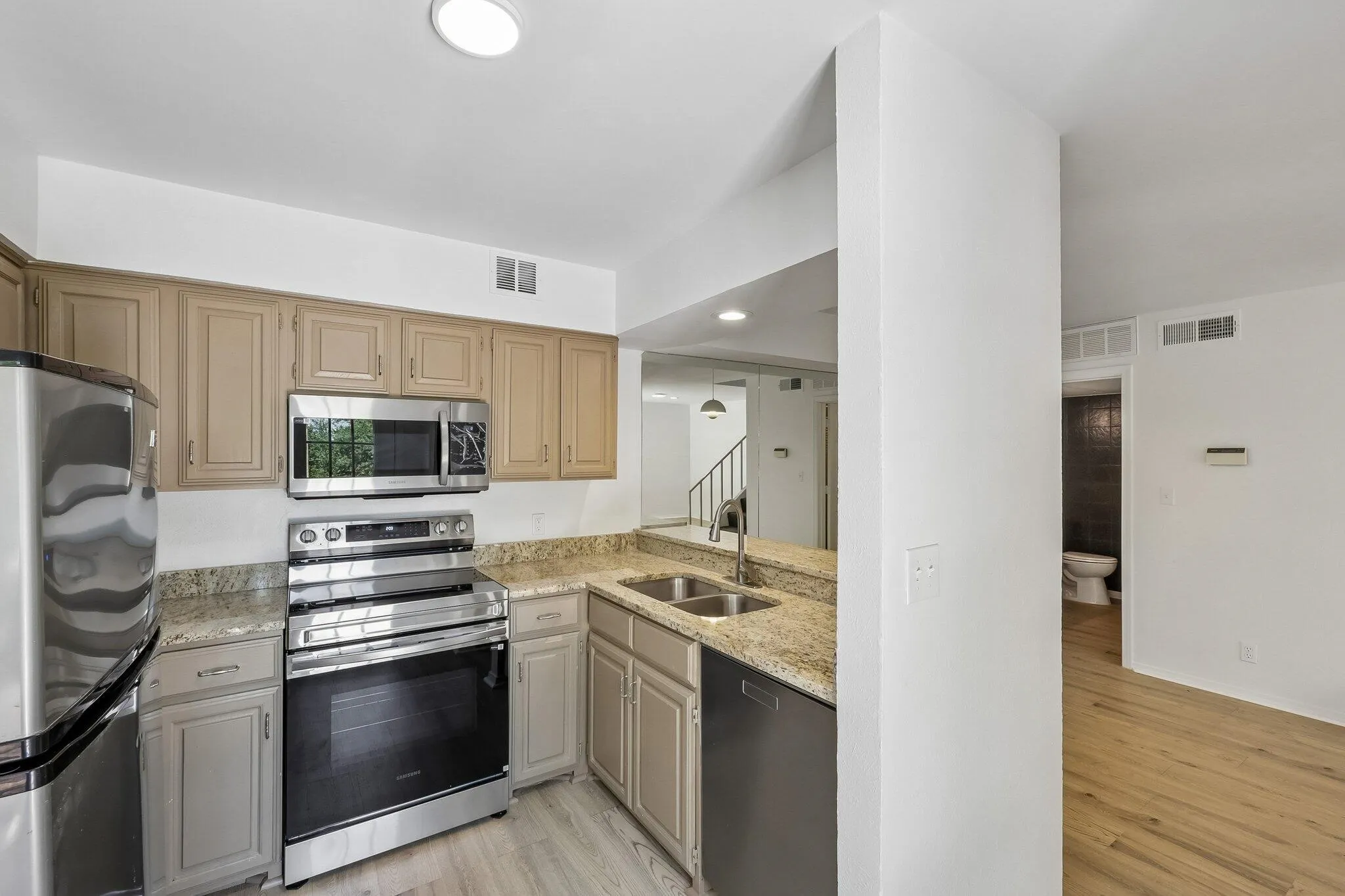 Condominium For Sale in Dallas County , 5200 Martel Avenue 7D, Dallas, Texas 75206, 2 Bedroom, 2 Bathroom, 1 Garage spaces, 1,070 Sqft, built in 1981, mls#21304118, Real Estate Agent in Dallas, Homes For Sale in Dallas county, Homes For Sale in Dallas, Realtor in Dallas Texas, Real Estate Brokerage Independent Realty Texas, Luminita Cordes Realtor