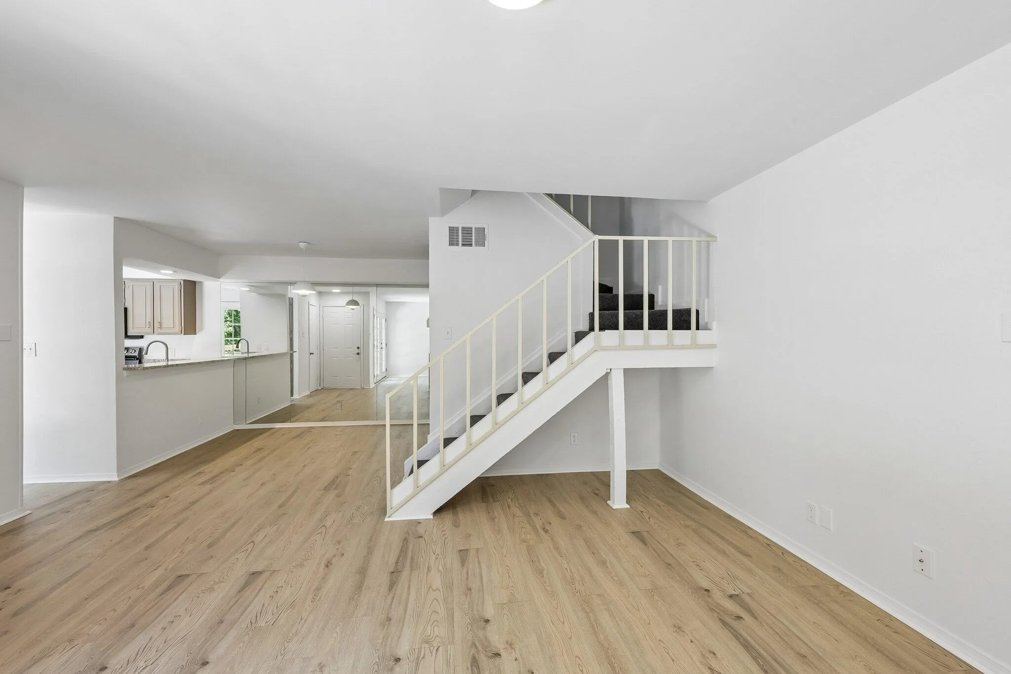 Condominium For Sale in Dallas County , 5200 Martel Avenue 7D, Dallas, Texas 75206, 2 Bedroom, 2 Bathroom, 1 Garage spaces, 1,070 Sqft, built in 1981, mls#21304118, Real Estate Agent in Dallas, Homes For Sale in Dallas county, Homes For Sale in Dallas, Realtor in Dallas Texas, Real Estate Brokerage Independent Realty Texas, Luminita Cordes Realtor