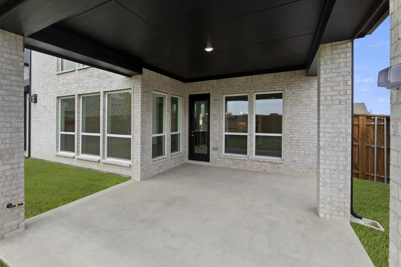 25. 2115 Morris - Patio