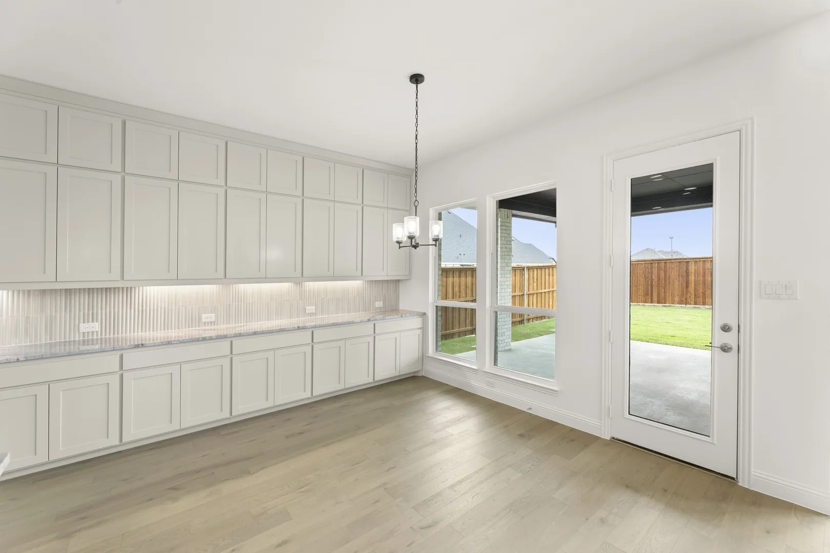 10. 2115 Morris - Dining