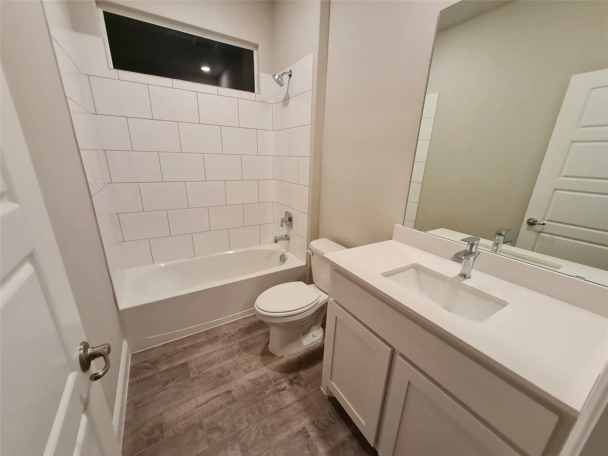 Full bath between front Bedrooms 1 & 2.
