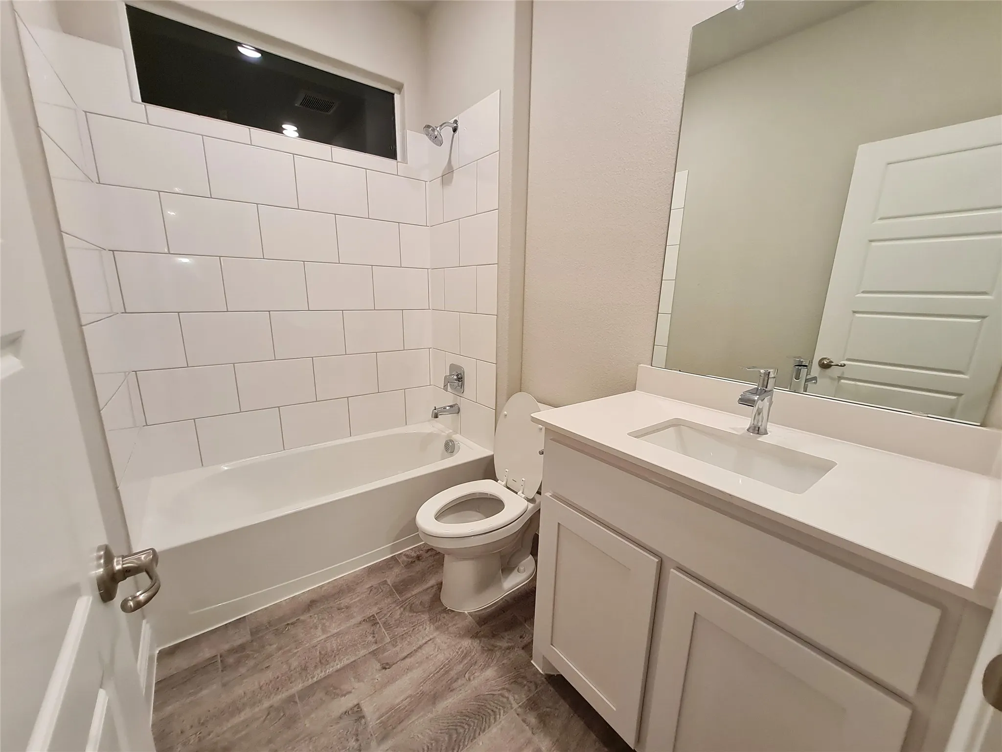 Full Bathroom in between middle of Bedrooms 3 & 4.