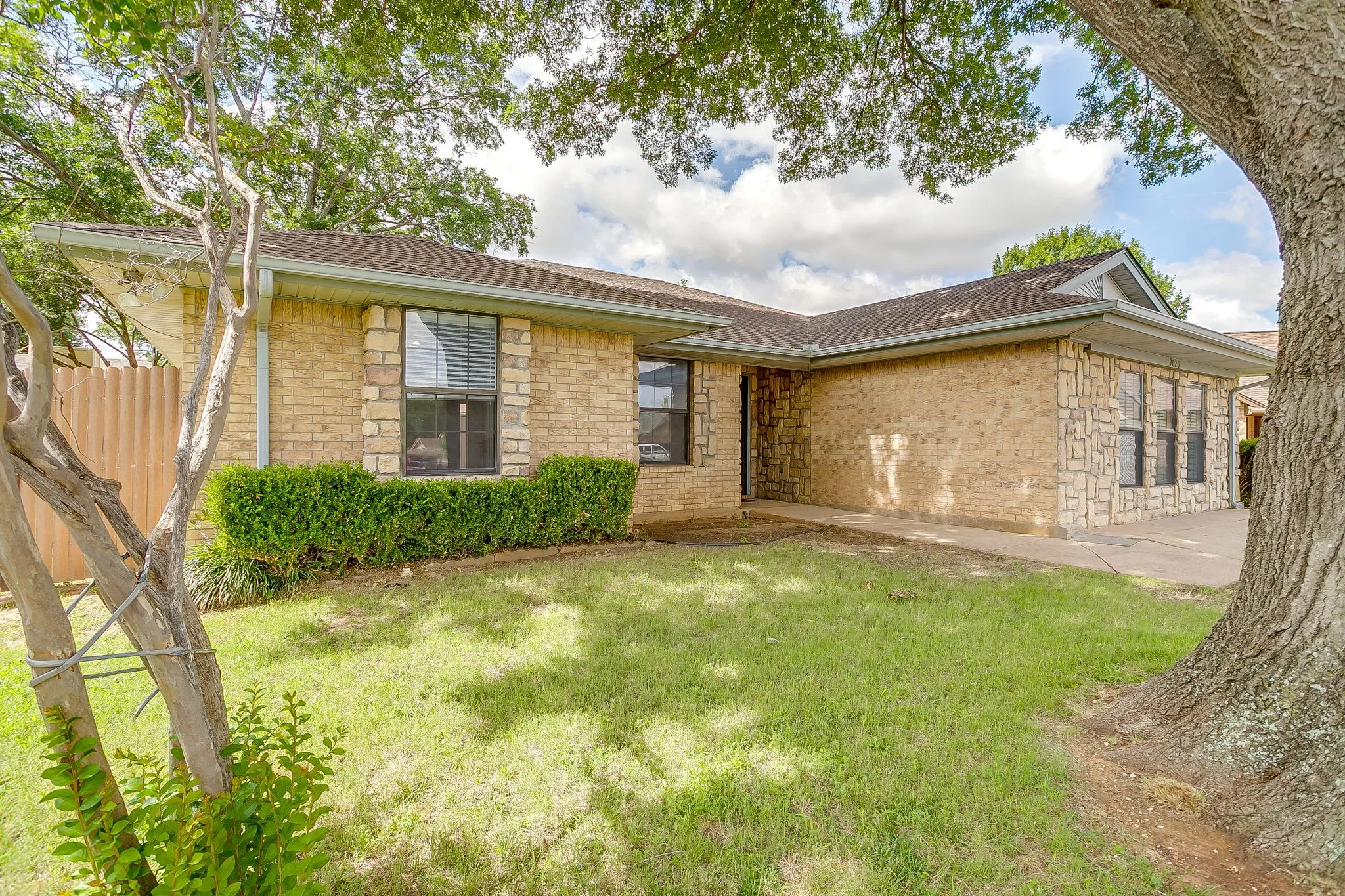 Single Family Residence For Sale in Tarrant County , 9020 Wessex Court, Fort Worth, Texas 76134, 3 Bedroom, 2 Bathroom, Garage spaces, 1,912 Sqft, built in 1986, mls#21302636, Real Estate Agent in Fort Worth, Homes For Sale in Tarrant county, Homes For Sale in Fort Worth, Realtor in Fort Worth Texas, Real Estate Brokerage Independent Realty Texas, Luminita Cordes Realtor