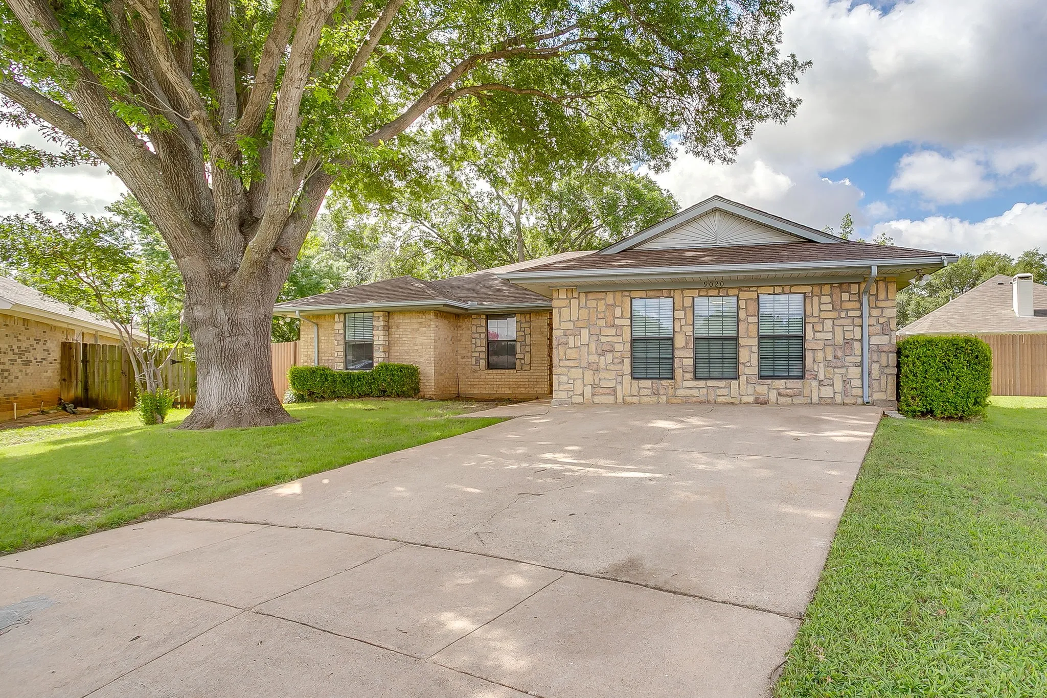 Single Family Residence For Sale in Tarrant County , 9020 Wessex Court, Fort Worth, Texas 76134, 3 Bedroom, 2 Bathroom, Garage spaces, 1,912 Sqft, built in 1986, mls#21302636, Real Estate Agent in Fort Worth, Homes For Sale in Tarrant county, Homes For Sale in Fort Worth, Realtor in Fort Worth Texas, Real Estate Brokerage Independent Realty Texas, Luminita Cordes Realtor