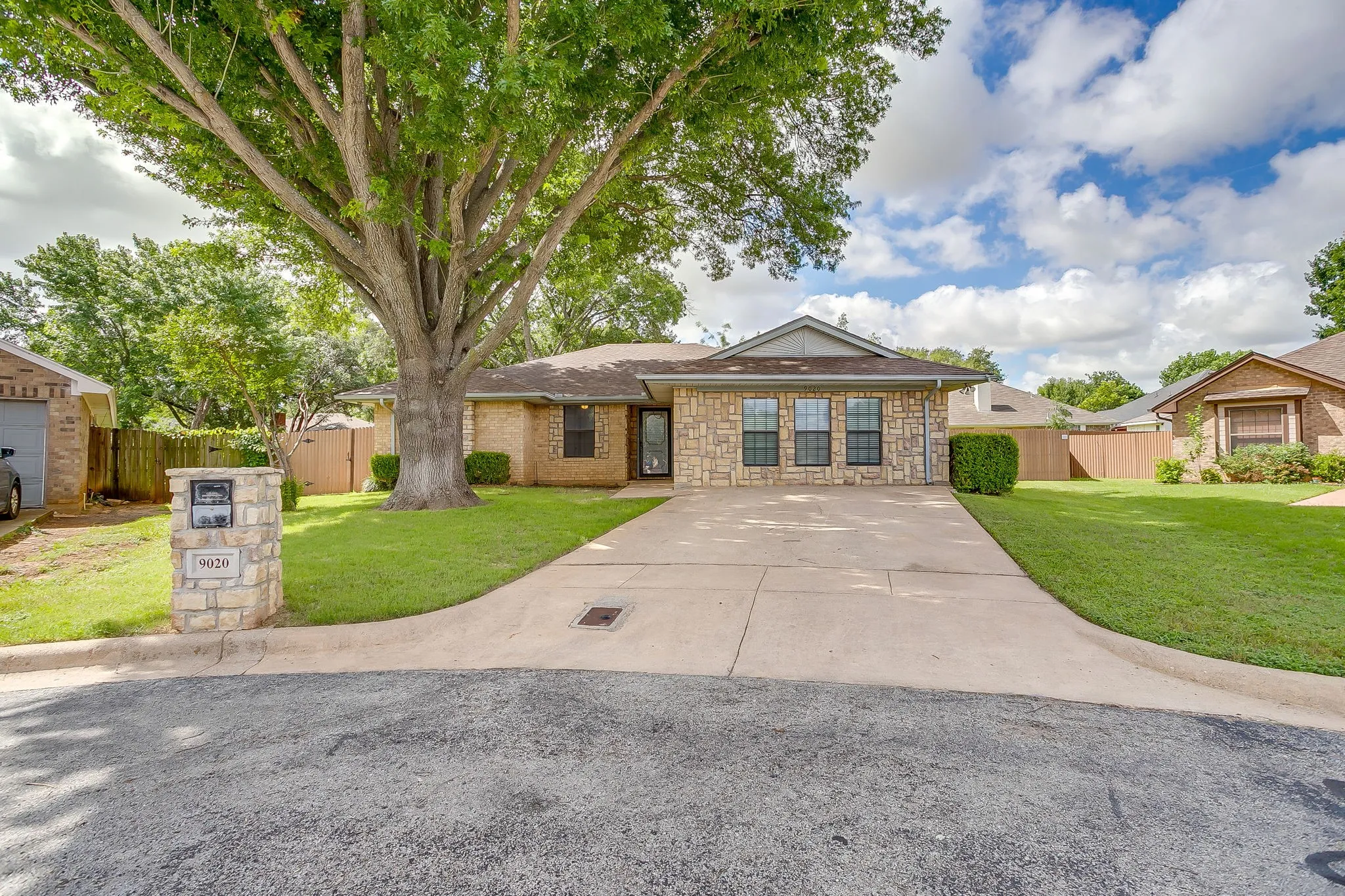 Single Family Residence For Sale in Tarrant County , 9020 Wessex Court, Fort Worth, Texas 76134, 3 Bedroom, 2 Bathroom, Garage spaces, 1,912 Sqft, built in 1986, mls#21302636, Real Estate Agent in Fort Worth, Homes For Sale in Tarrant county, Homes For Sale in Fort Worth, Realtor in Fort Worth Texas, Real Estate Brokerage Independent Realty Texas, Luminita Cordes Realtor