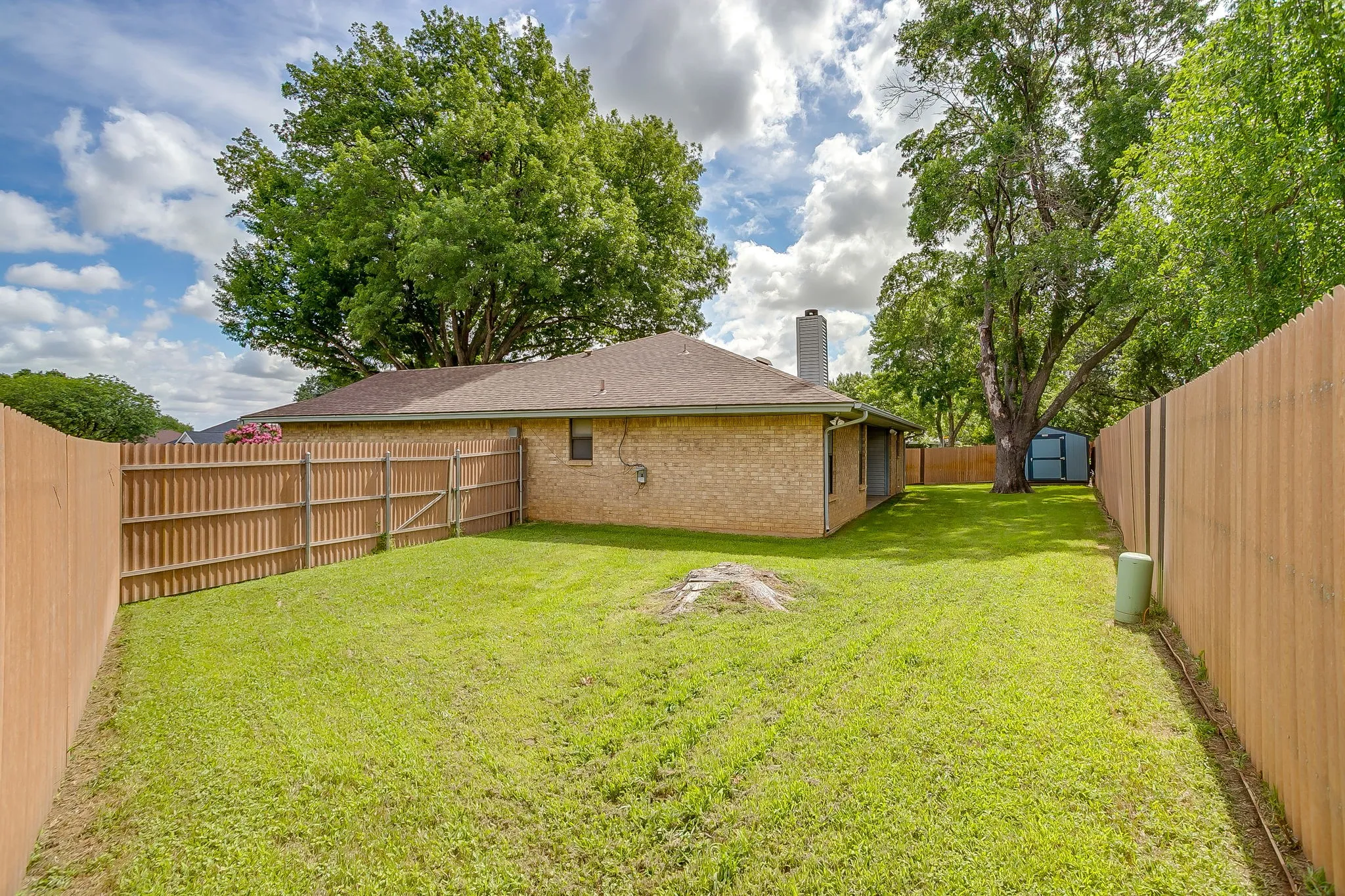 Single Family Residence For Sale in Tarrant County , 9020 Wessex Court, Fort Worth, Texas 76134, 3 Bedroom, 2 Bathroom, Garage spaces, 1,912 Sqft, built in 1986, mls#21302636, Real Estate Agent in Fort Worth, Homes For Sale in Tarrant county, Homes For Sale in Fort Worth, Realtor in Fort Worth Texas, Real Estate Brokerage Independent Realty Texas, Luminita Cordes Realtor