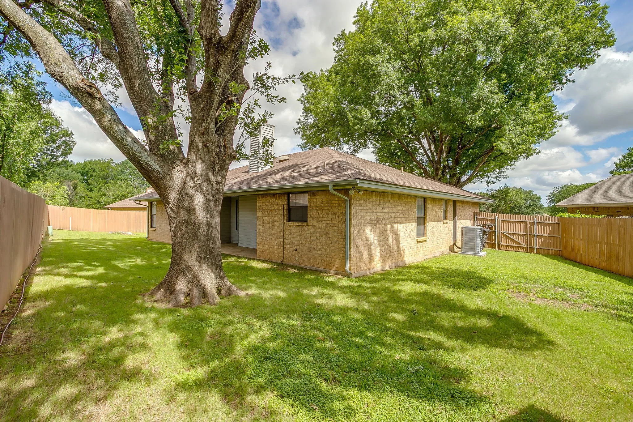 Single Family Residence For Sale in Tarrant County , 9020 Wessex Court, Fort Worth, Texas 76134, 3 Bedroom, 2 Bathroom, Garage spaces, 1,912 Sqft, built in 1986, mls#21302636, Real Estate Agent in Fort Worth, Homes For Sale in Tarrant county, Homes For Sale in Fort Worth, Realtor in Fort Worth Texas, Real Estate Brokerage Independent Realty Texas, Luminita Cordes Realtor