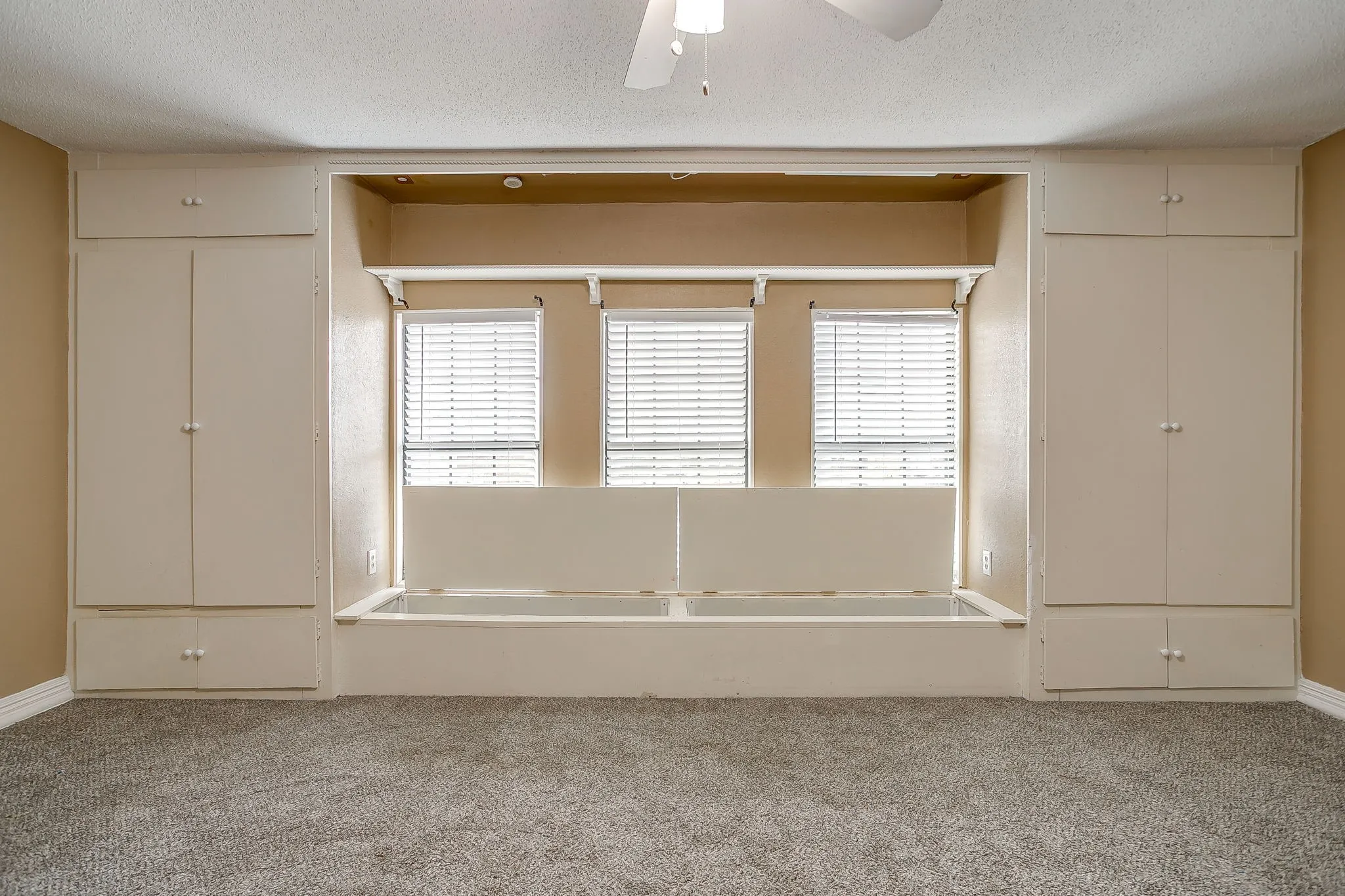 Single Family Residence For Sale in Tarrant County , 9020 Wessex Court, Fort Worth, Texas 76134, 3 Bedroom, 2 Bathroom, Garage spaces, 1,912 Sqft, built in 1986, mls#21302636, Real Estate Agent in Fort Worth, Homes For Sale in Tarrant county, Homes For Sale in Fort Worth, Realtor in Fort Worth Texas, Real Estate Brokerage Independent Realty Texas, Luminita Cordes Realtor
