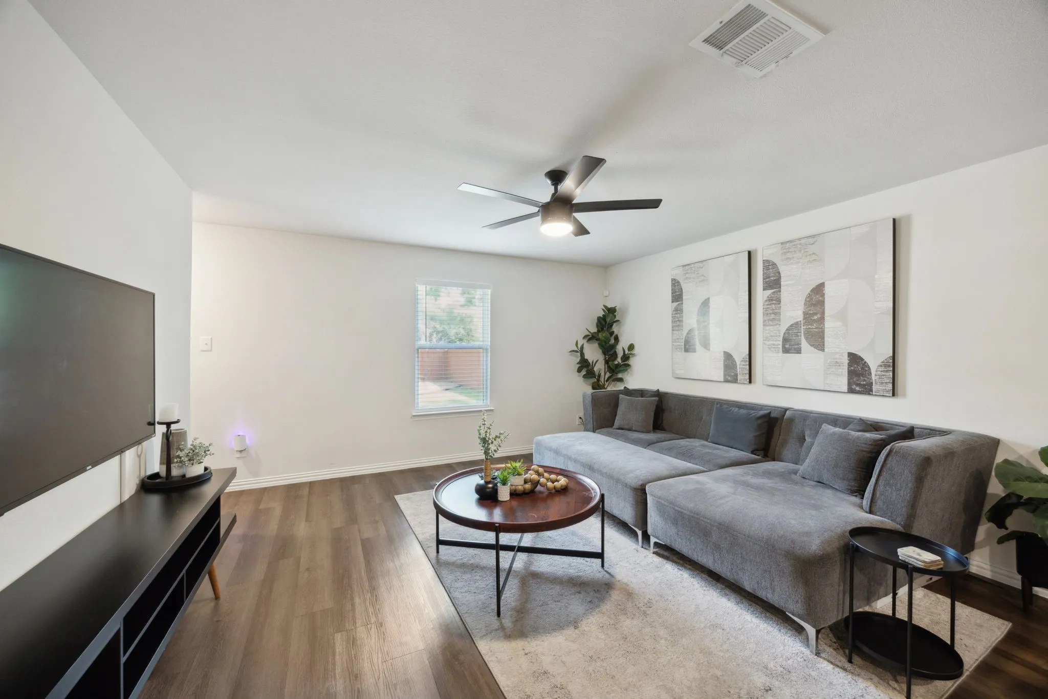 Single Family Residence For Rent in Dallas County , 2326 Harding Street, Dallas, Texas 75215, 3 Bedroom, 2 Bathroom, 2 Garage spaces, 1,068 Sqft, built in 2022, mls#21304187, Real Estate Agent in Dallas, Homes For Rent in Dallas county, Homes For Rent in Dallas, Realtor in Dallas Texas, Real Estate Brokerage Independent Realty Texas, Luminita Cordes Realtor