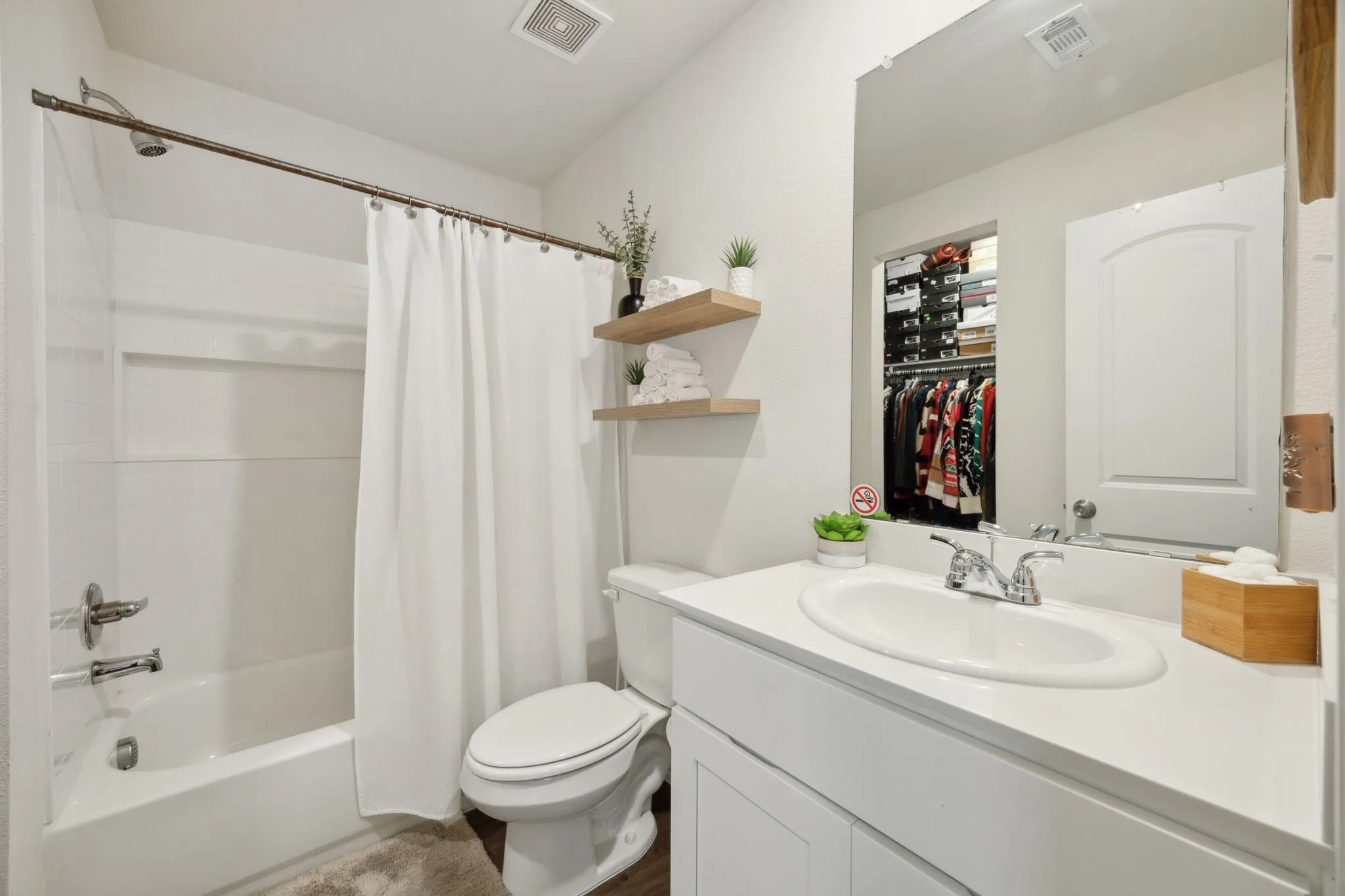 Single Family Residence For Rent in Dallas County , 2326 Harding Street, Dallas, Texas 75215, 3 Bedroom, 2 Bathroom, 2 Garage spaces, 1,068 Sqft, built in 2022, mls#21304187, Real Estate Agent in Dallas, Homes For Rent in Dallas county, Homes For Rent in Dallas, Realtor in Dallas Texas, Real Estate Brokerage Independent Realty Texas, Luminita Cordes Realtor