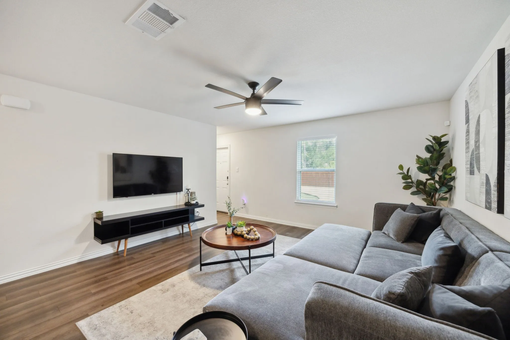 Single Family Residence For Rent in Dallas County , 2326 Harding Street, Dallas, Texas 75215, 3 Bedroom, 2 Bathroom, 2 Garage spaces, 1,068 Sqft, built in 2022, mls#21304187, Real Estate Agent in Dallas, Homes For Rent in Dallas county, Homes For Rent in Dallas, Realtor in Dallas Texas, Real Estate Brokerage Independent Realty Texas, Luminita Cordes Realtor
