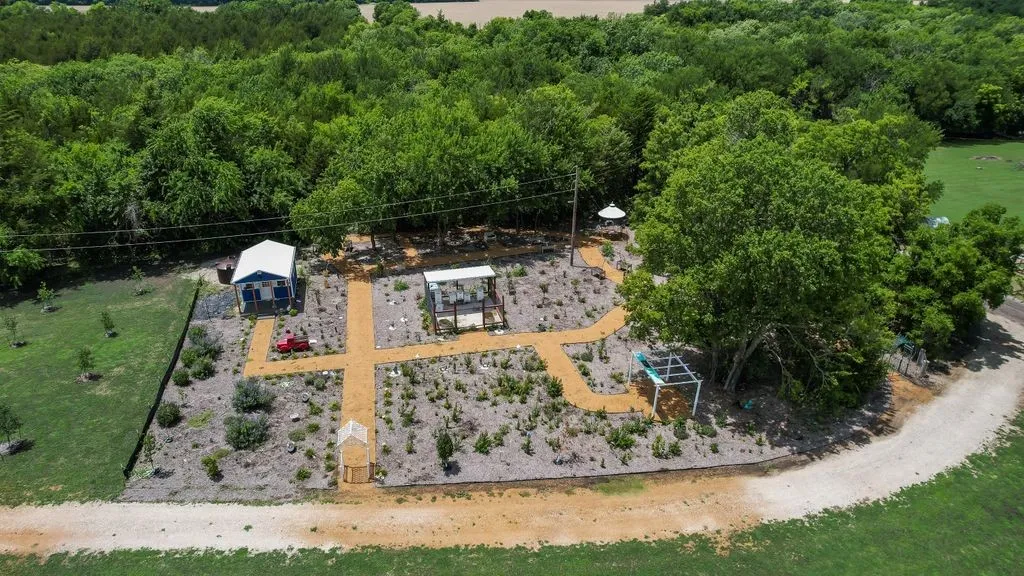 Single Family Residence For Sale in Fannin County , 1070 County Road 3030, Bonham, Texas 75418, 2 Bedroom, 1 Bathroom, Garage spaces, 500 Sqft, built in 2015, mls#21303605, Real Estate Agent in Bonham, Homes For Sale in Fannin county, Homes For Sale in Bonham, Realtor in Bonham Texas, Real Estate Brokerage Independent Realty Texas, Luminita Cordes Realtor