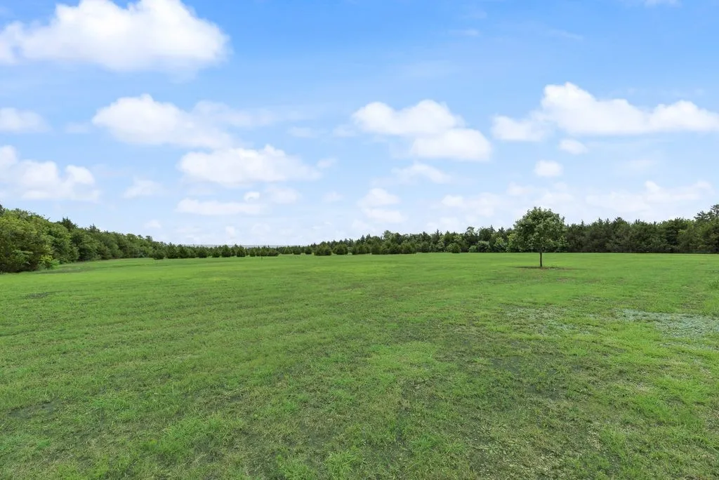 Single Family Residence For Sale in Fannin County , 1070 County Road 3030, Bonham, Texas 75418, 2 Bedroom, 1 Bathroom, Garage spaces, 500 Sqft, built in 2015, mls#21303605, Real Estate Agent in Bonham, Homes For Sale in Fannin county, Homes For Sale in Bonham, Realtor in Bonham Texas, Real Estate Brokerage Independent Realty Texas, Luminita Cordes Realtor