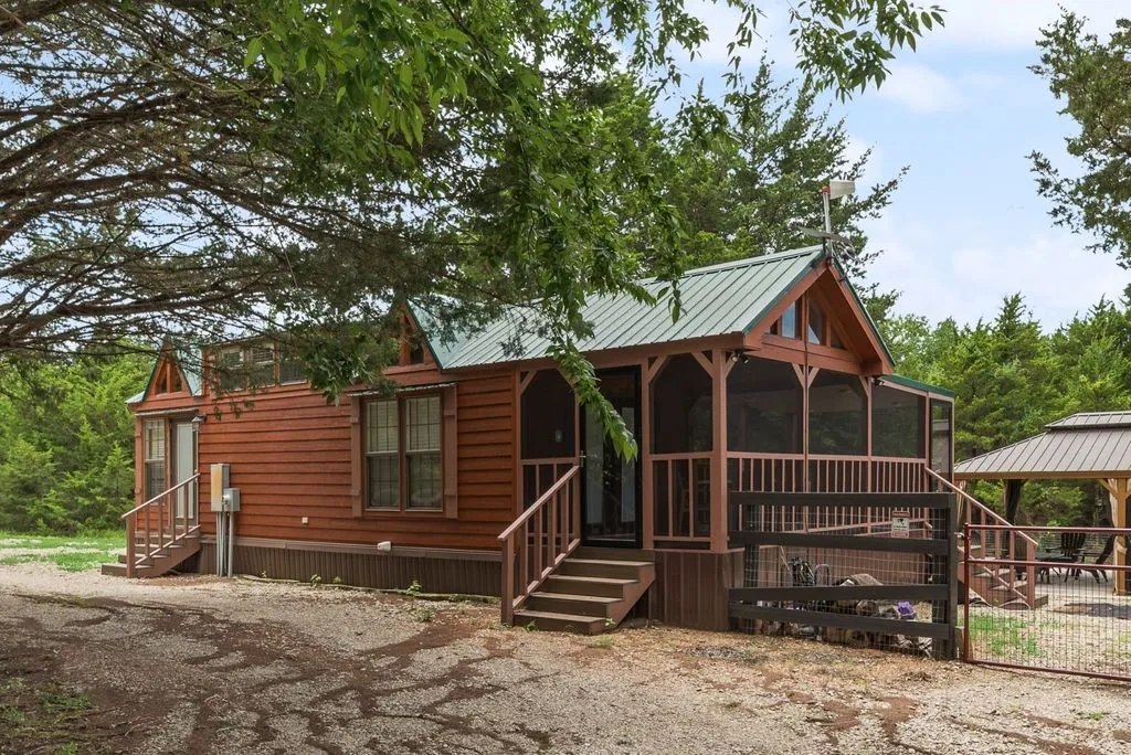 Single Family Residence For Sale in Fannin County , 1070 County Road 3030, Bonham, Texas 75418, 2 Bedroom, 1 Bathroom, Garage spaces, 500 Sqft, built in 2015, mls#21303605, Real Estate Agent in Bonham, Homes For Sale in Fannin county, Homes For Sale in Bonham, Realtor in Bonham Texas, Real Estate Brokerage Independent Realty Texas, Luminita Cordes Realtor