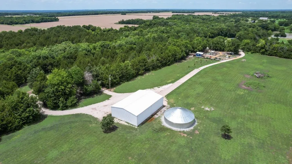 Single Family Residence For Sale in Fannin County , 1070 County Road 3030, Bonham, Texas 75418, 2 Bedroom, 1 Bathroom, Garage spaces, 500 Sqft, built in 2015, mls#21303605, Real Estate Agent in Bonham, Homes For Sale in Fannin county, Homes For Sale in Bonham, Realtor in Bonham Texas, Real Estate Brokerage Independent Realty Texas, Luminita Cordes Realtor